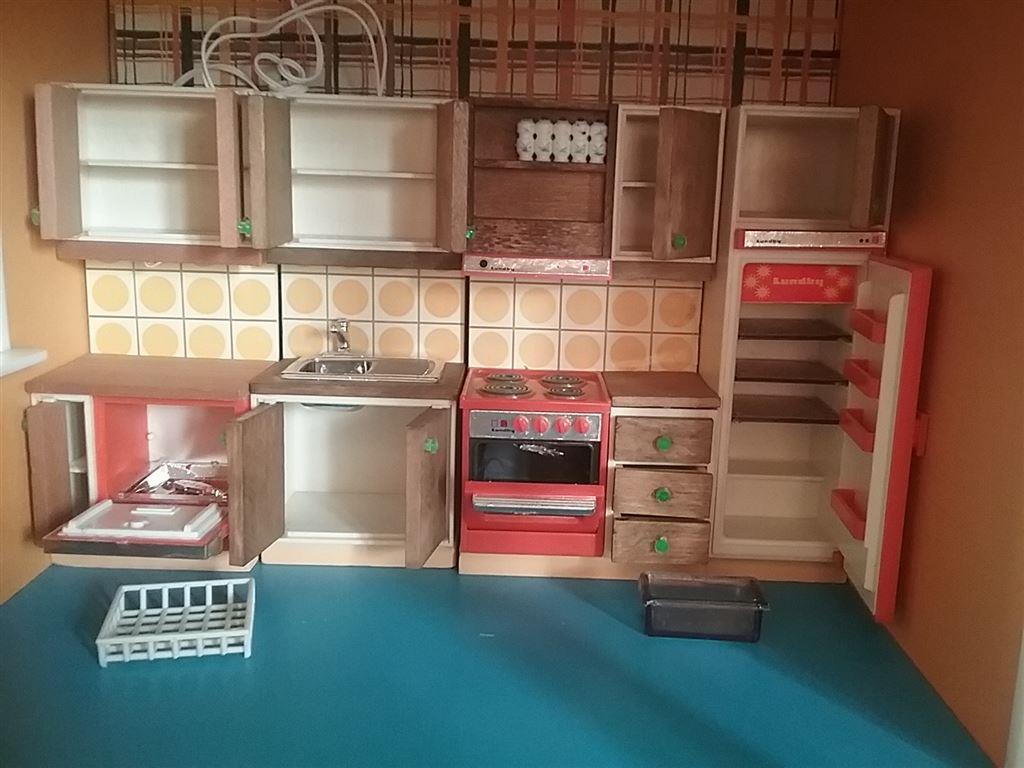 Lundby kök diskmaskin spis diskbänk kylskåp ny belysning på ...