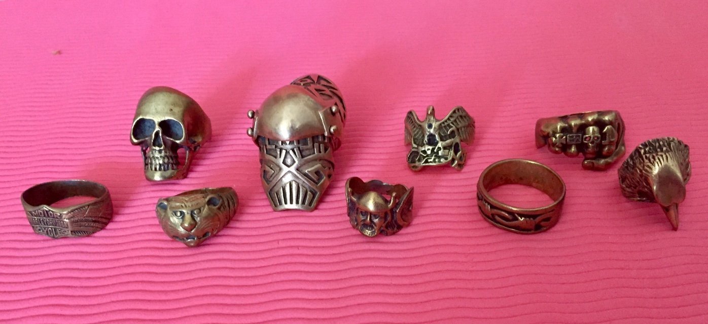 Paket med 9 olika ringar i metall. Biker/Hårdrock.