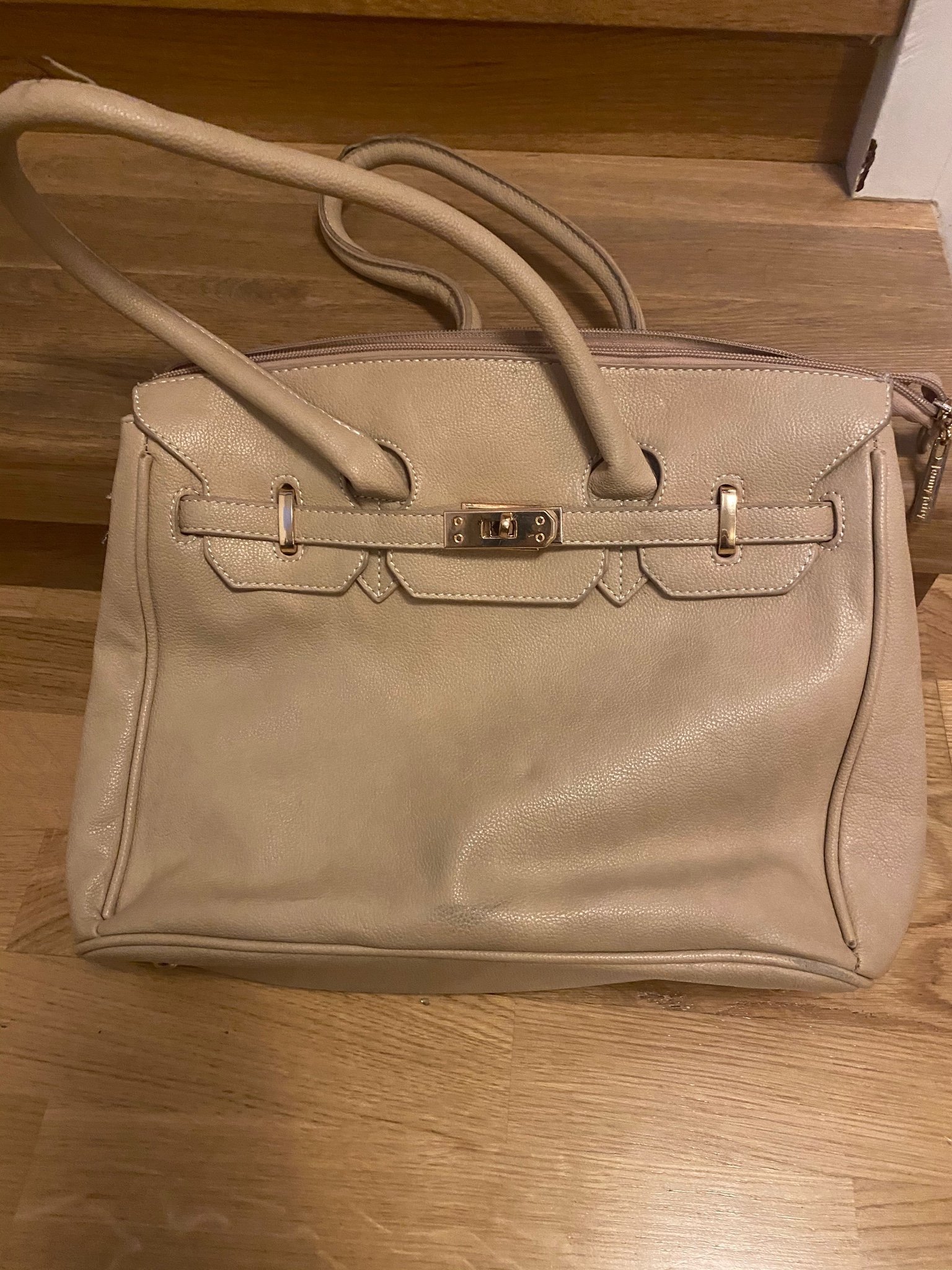 beige väska gulddetaljer beige väska gulddetaljer