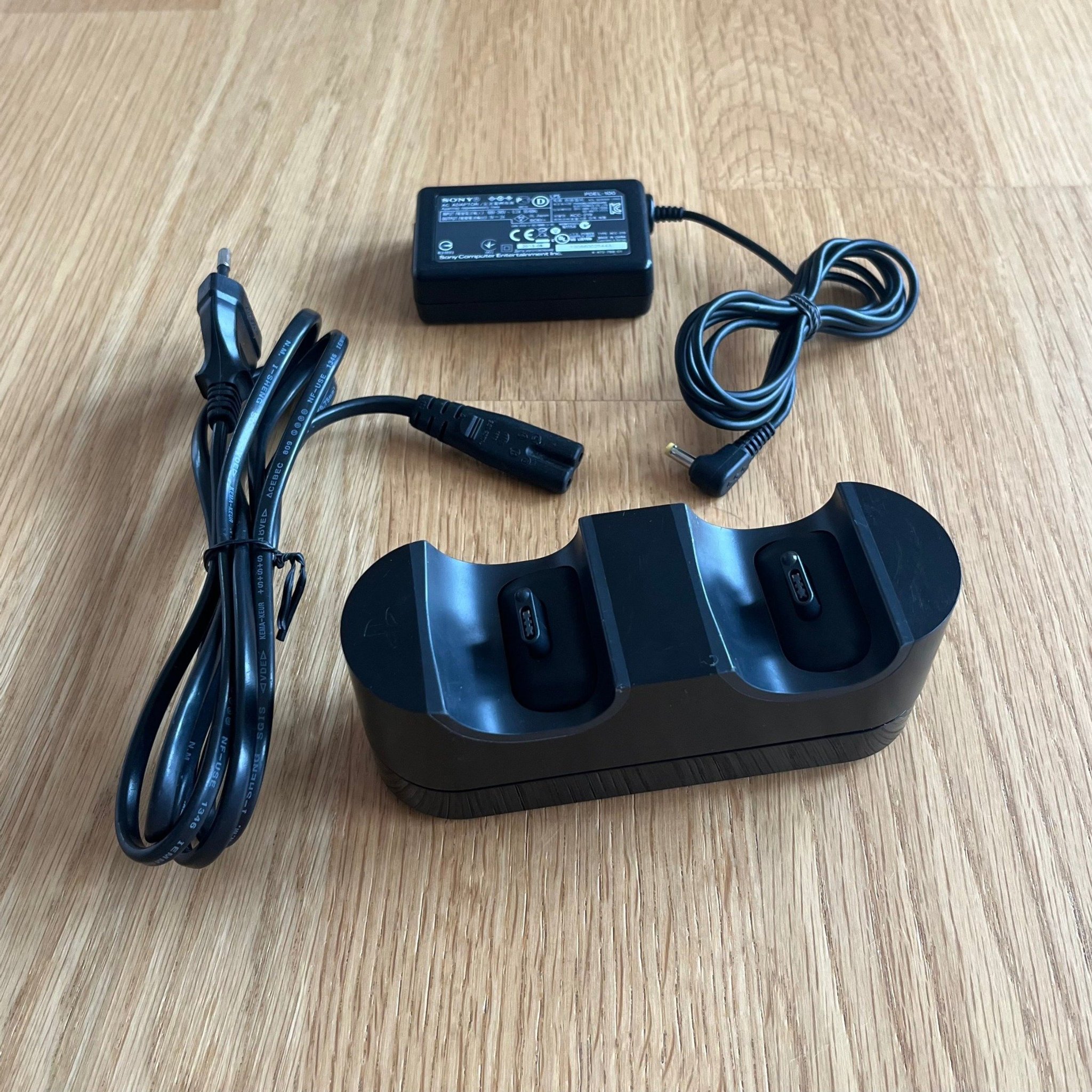 Sony Playstation 4 Charging Station CUHZDC1 D.. Köp på Tradera