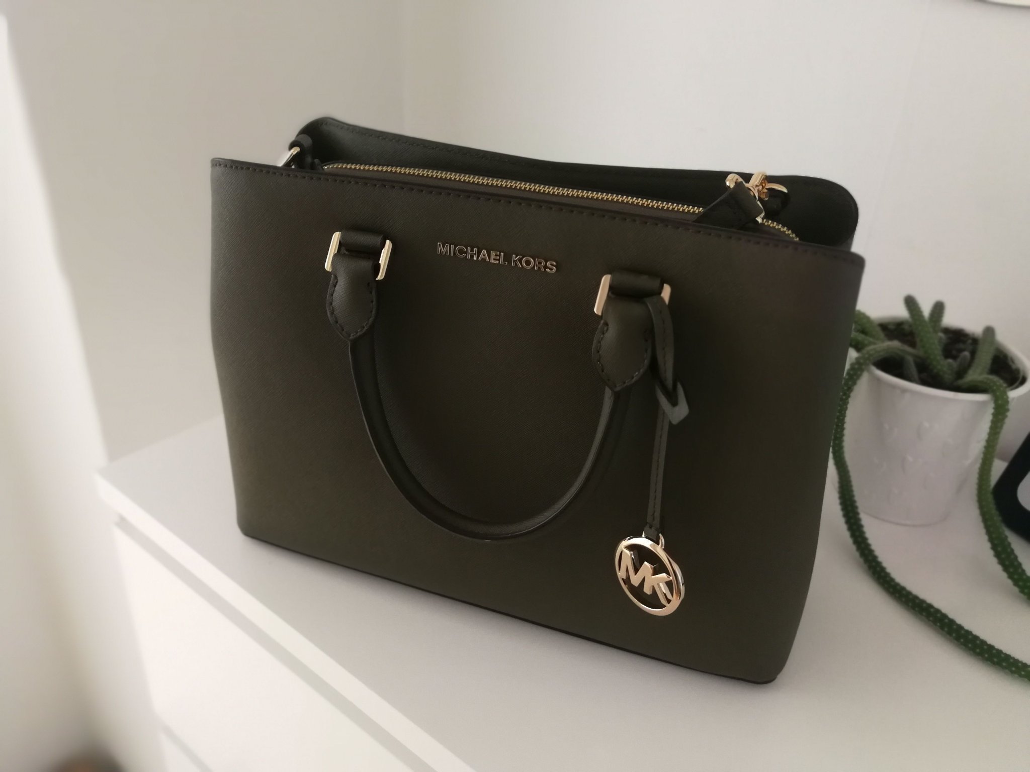 Michael Kors Savannah NY! (418084034) ᐈ Köp på Tradera Michael Kors väska aldrig använd Kläder & Accessoarer i