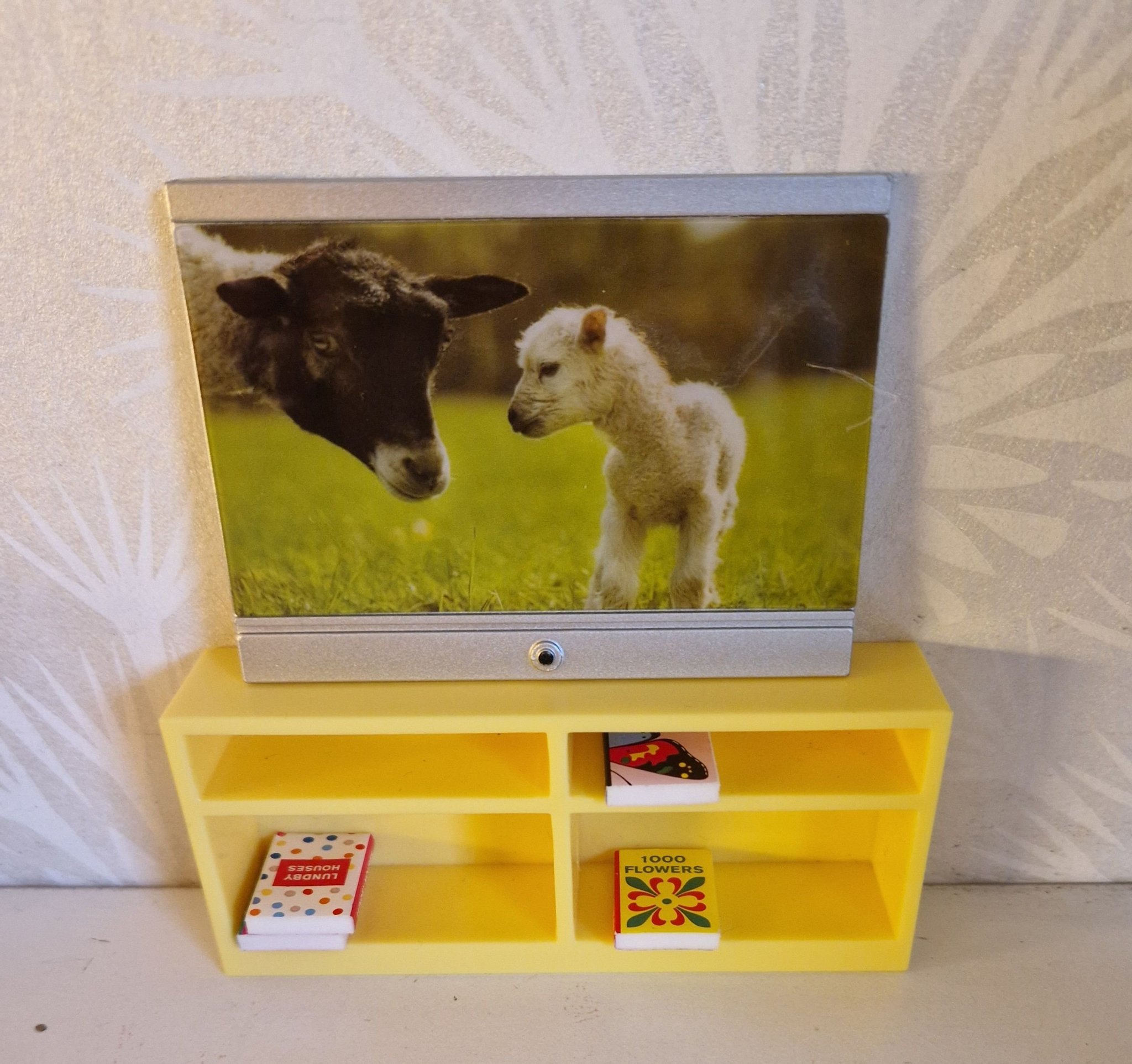 TV med bänk och böcker, hylls Lundby dockskåp Köp på Tradera