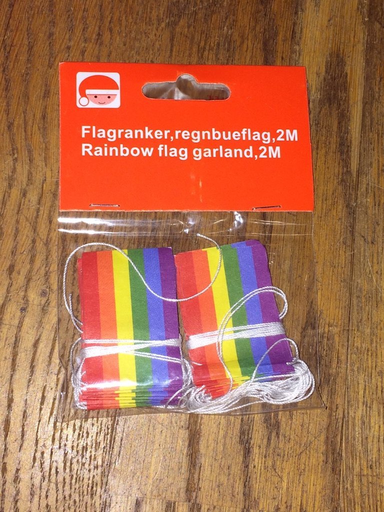 regnbågsflaggor på snöre girlang girland pride julgranen vintage retro flaggor