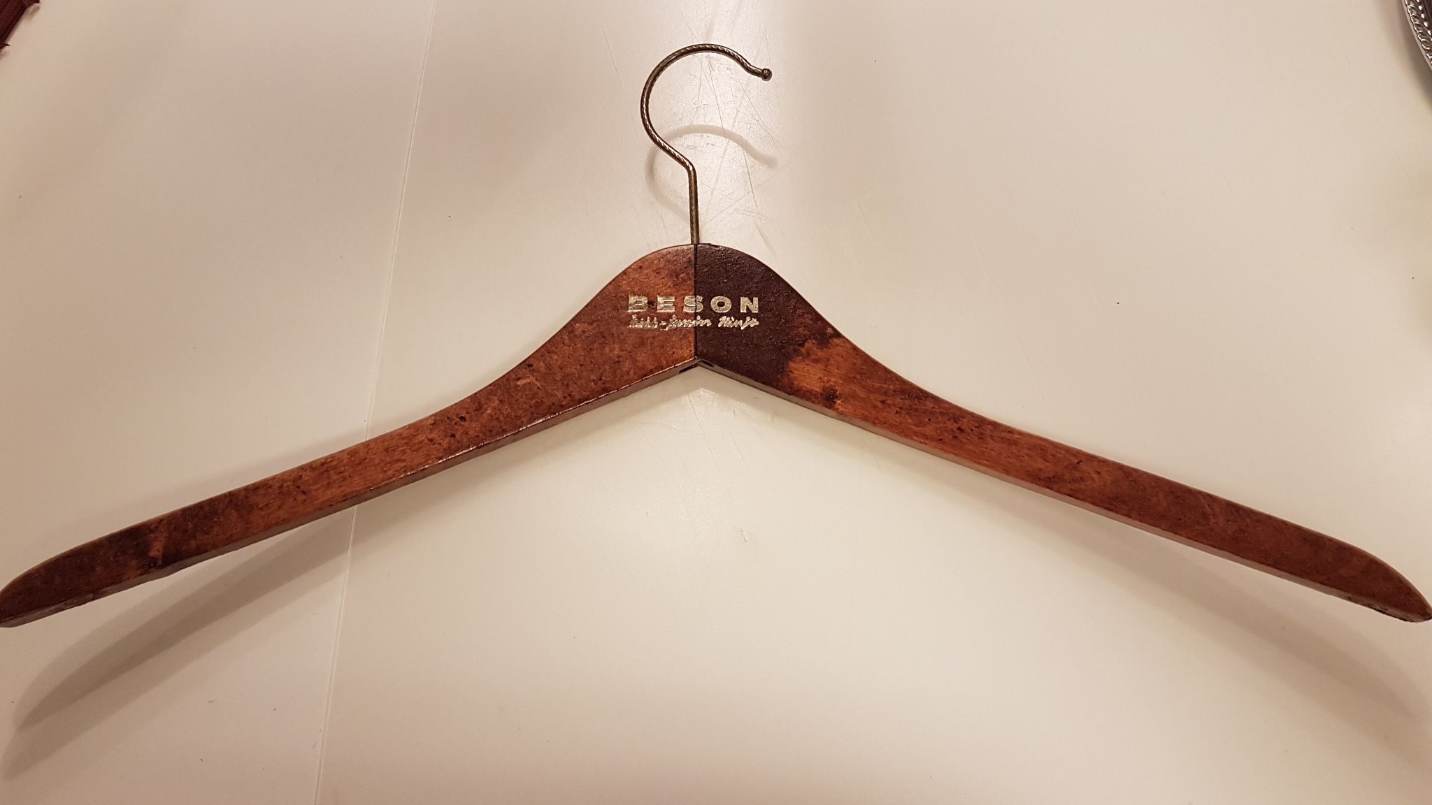 Trägalje teak och mässing, guldfärgad (?) krok inredning, retro Trägalje teak och mässing, guldfärgad (?) krok inredning, retro