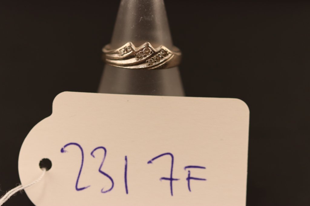 Ring; dia. 18k, 2,9g stl. 15,5 (231-7f)