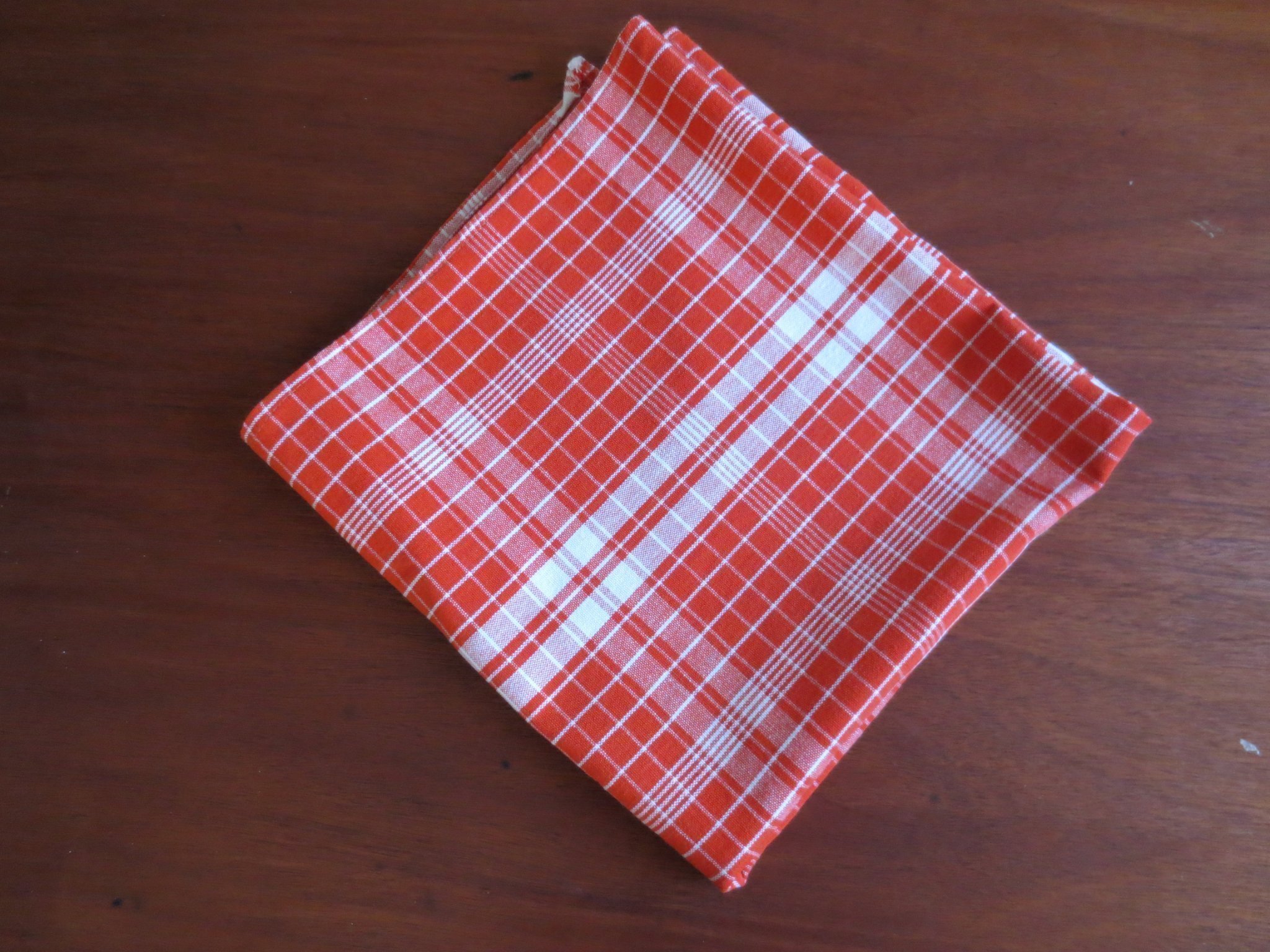Vintage! Äldre rutig bordsduk. Röd/vit. Jul/Kök. Den är ca 116 x 60 cm.