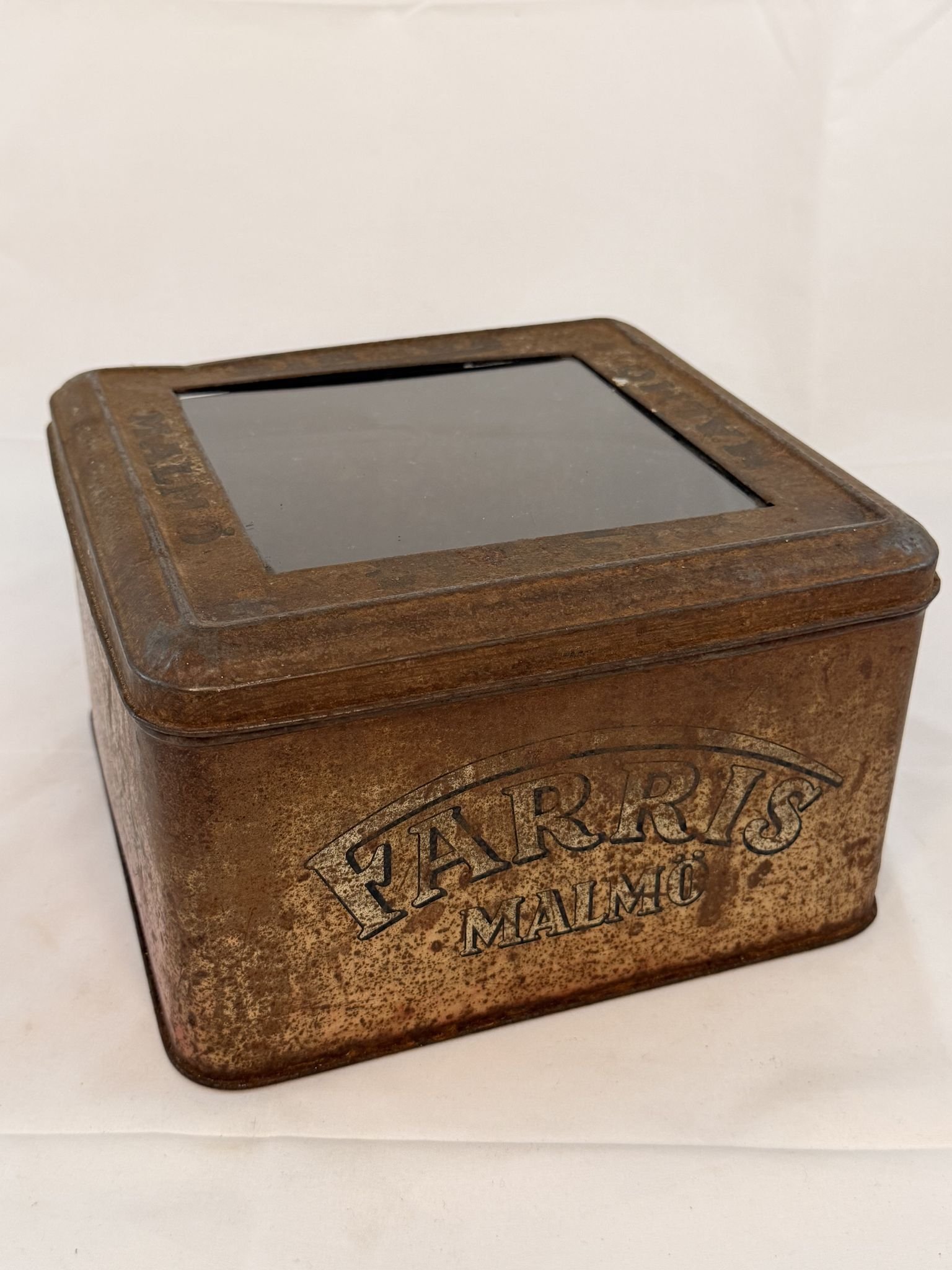 NR63 ÄLDRE BURK PLÅTBURK MED GLASLOCK LITOGRAFERAD BLECKPLÅT FARRIS MALMÖ