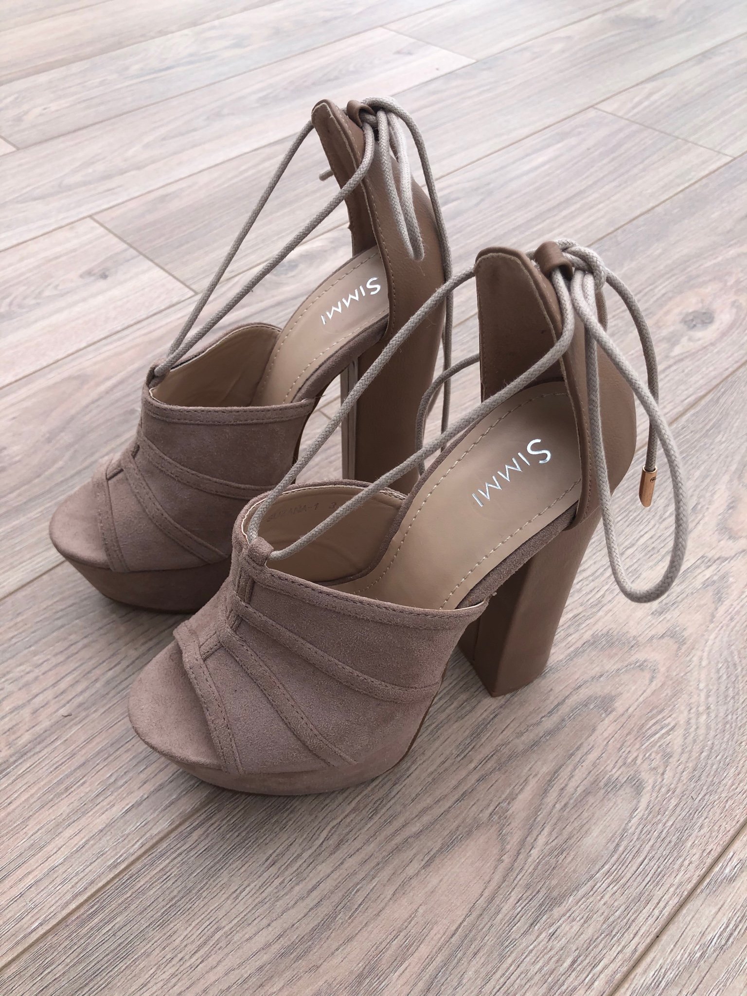 Klackskor i beige suede, storlek 3 vilket motsvarar 36, helt NYA!