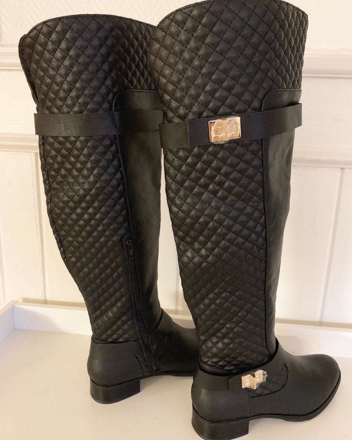 Svart quiltad Ridinspirersd stövel med gulddetaljer | stl. 40 EU Svart quiltad Ridinspirersd stövel med gulddetaljer | stl. 40 EU