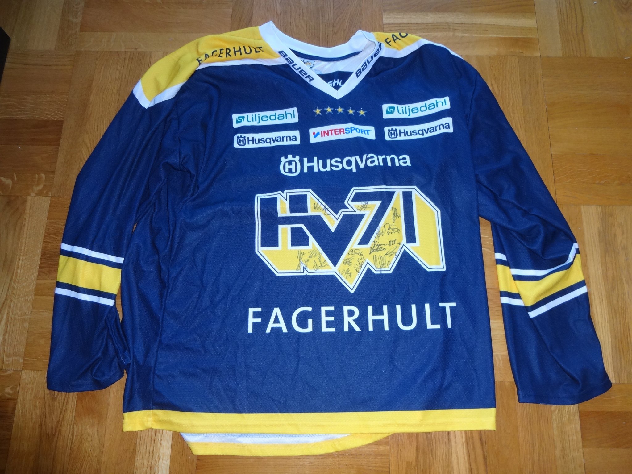 HV71 Matchtröja med Autografer från säsongen 201920 17 autografer HV71 Matchtröja med Autografer från säsongen 201920 17 autografer
