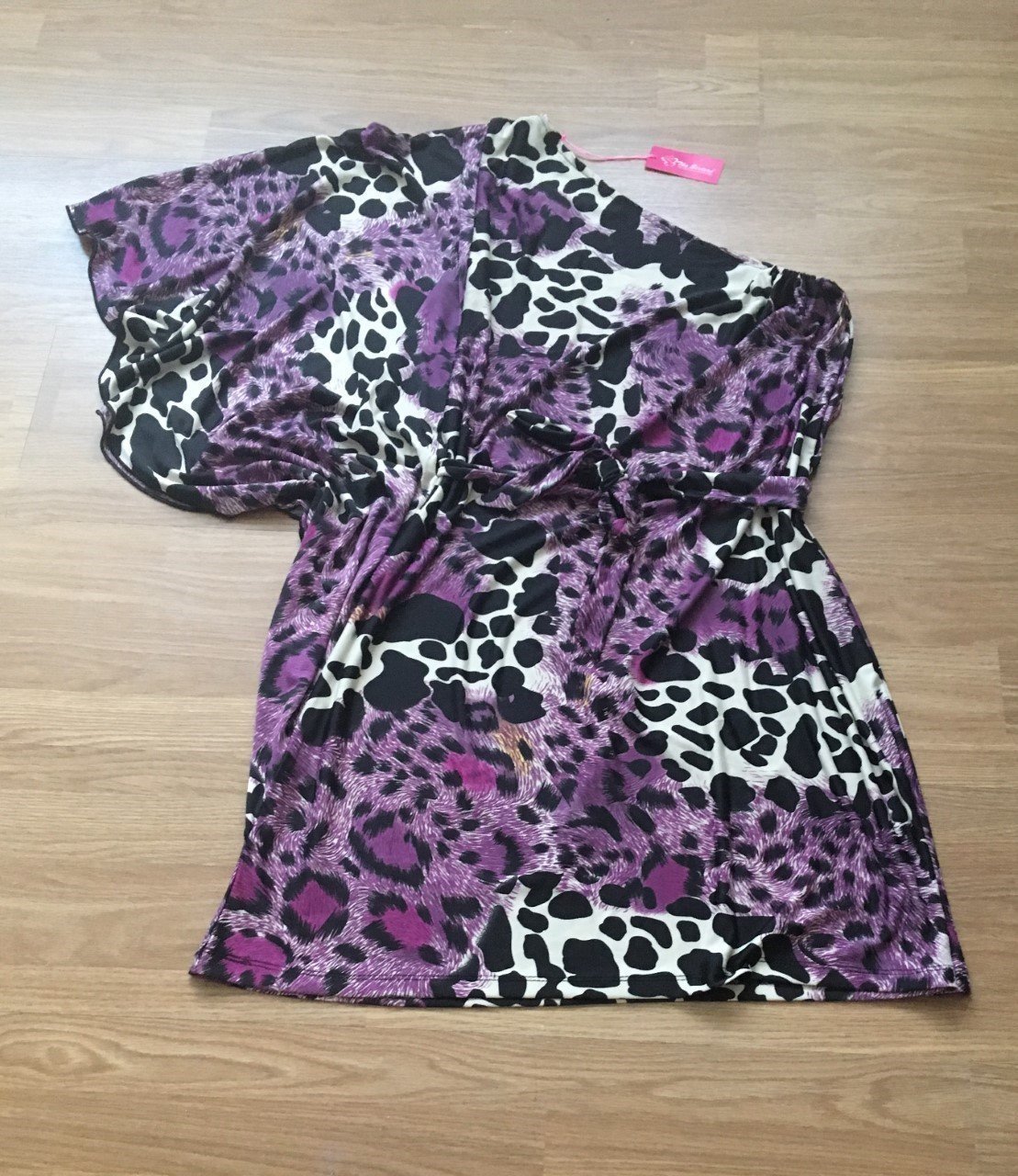 One shoulder enaxlad klänning djurmönstrad anim.. (415208411 Klänning med bara axlar rosagullila, mönstrad BODYFLIRT