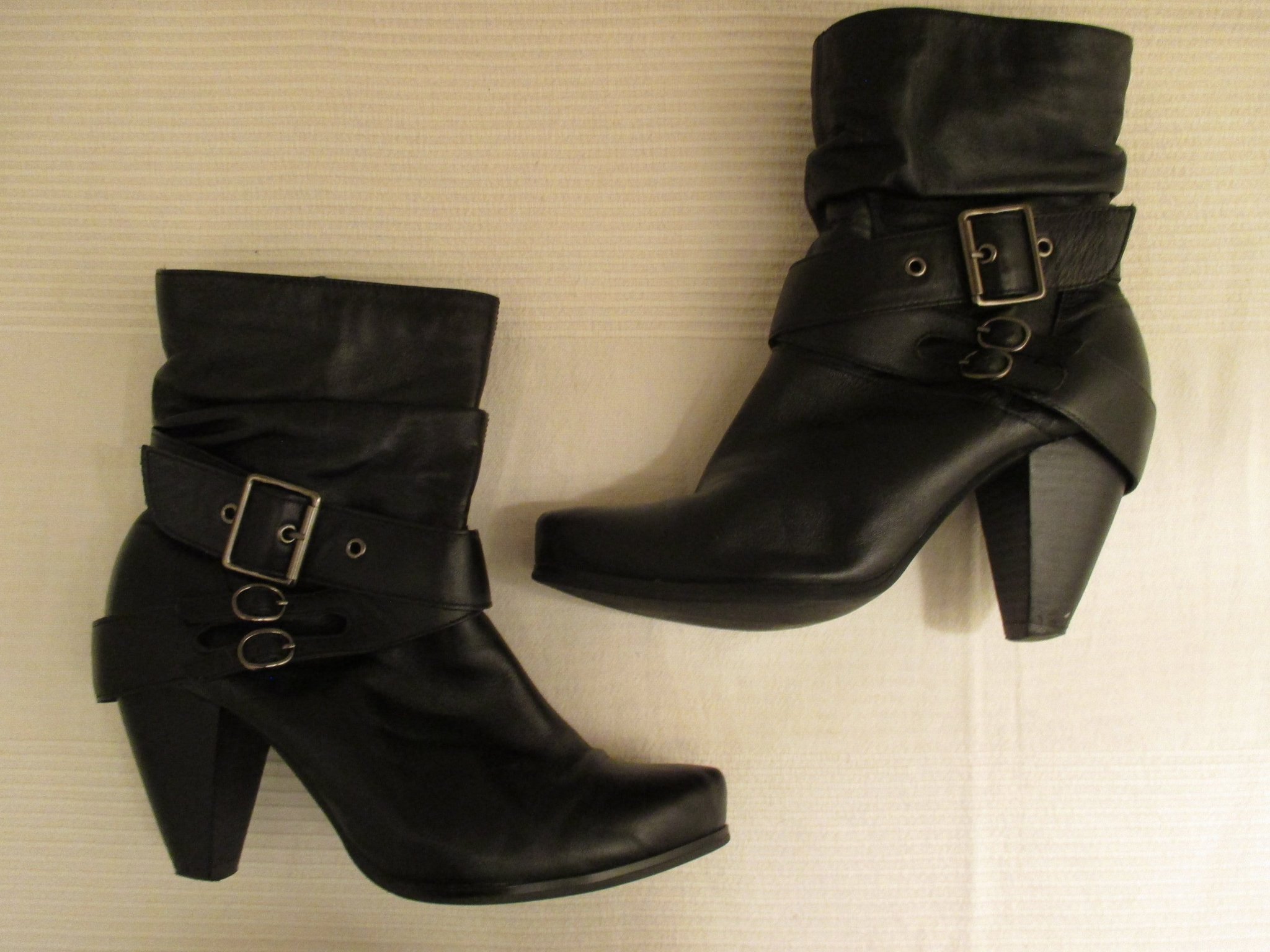 Svarta stövletterstövlarboots i skinn, storlek 38 Svarta stövletterstövlarboots i skinn, storlek 38