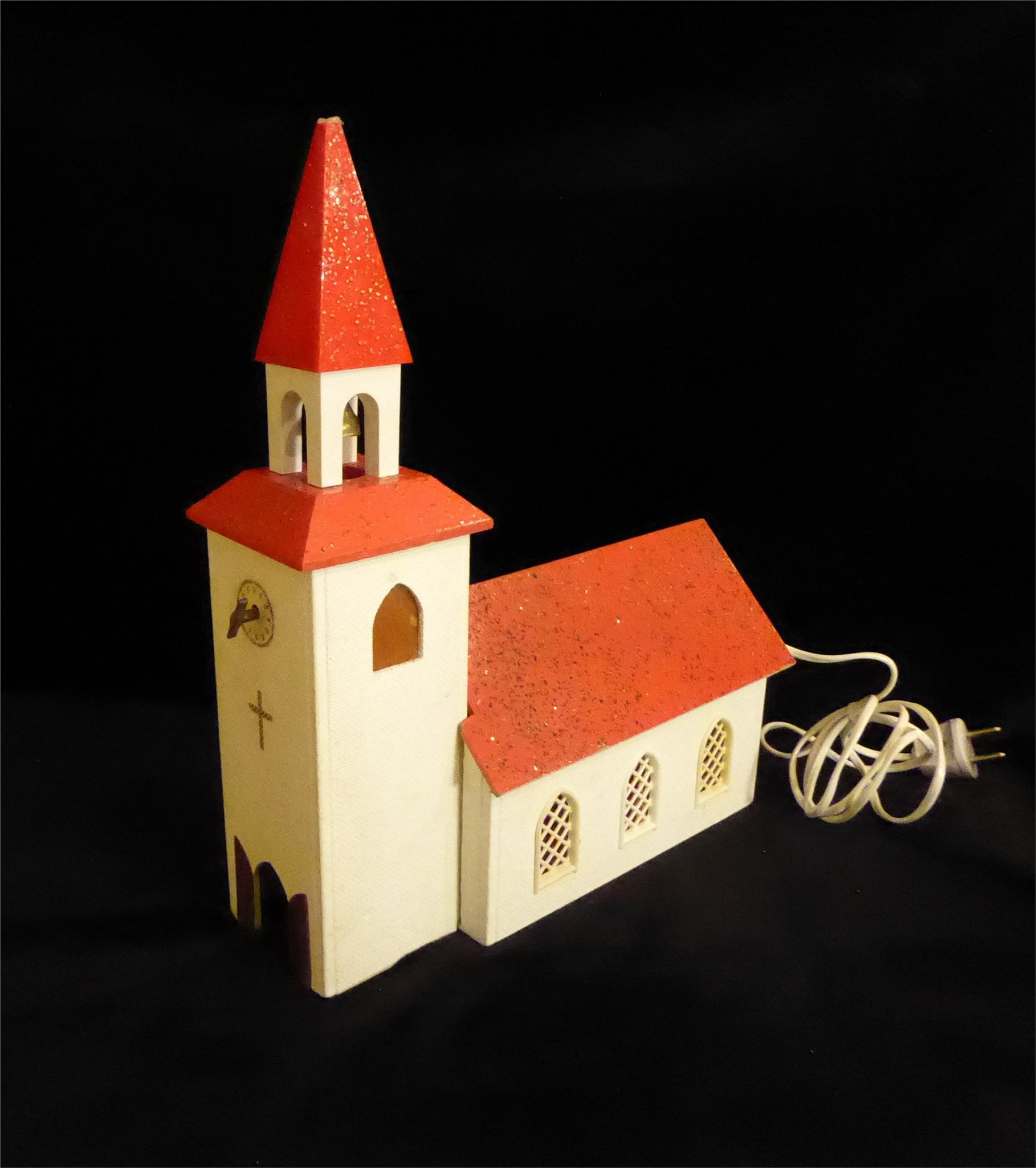kyrka med belysning och speldosa