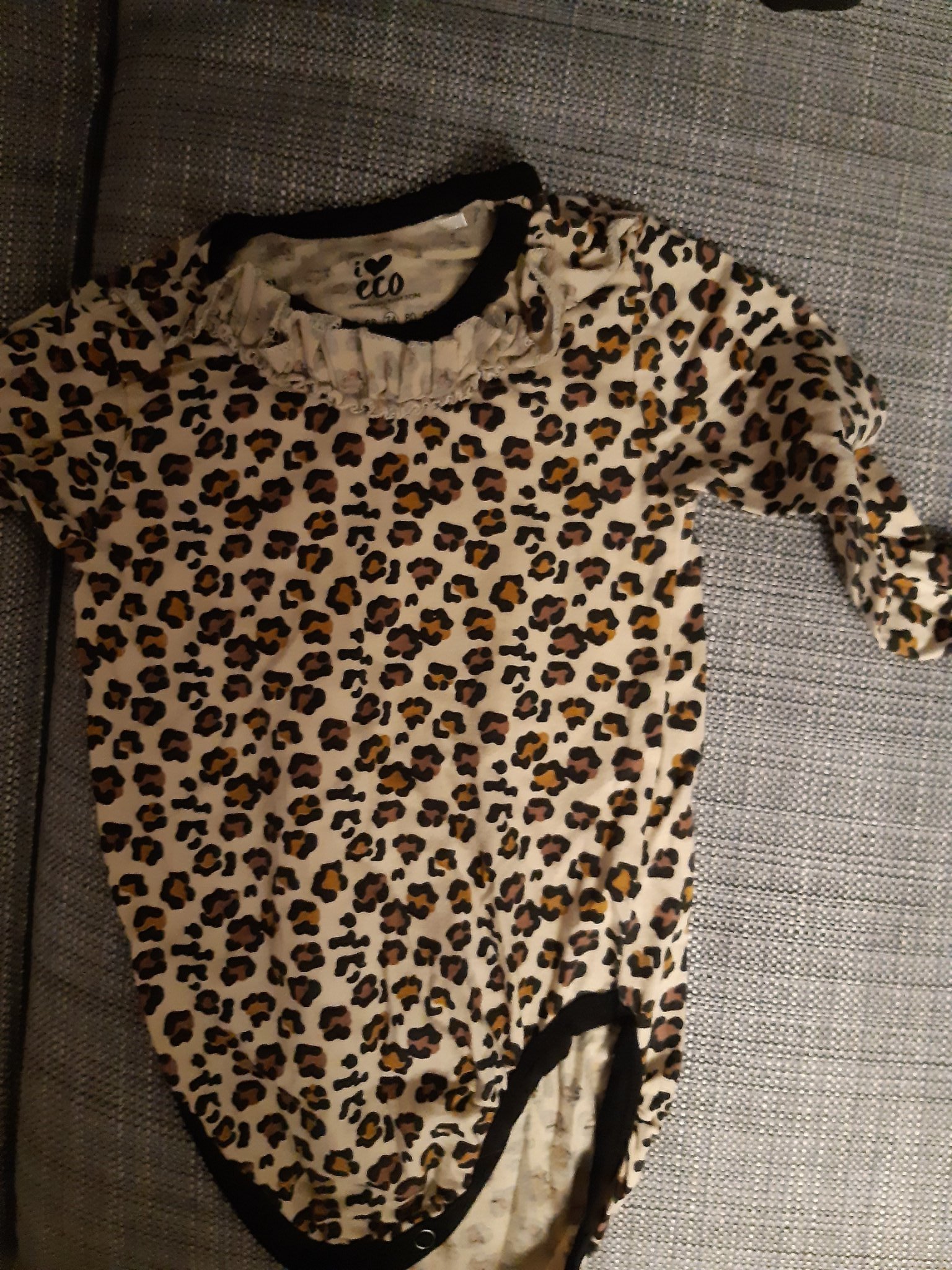 Leopardmönstrad body med volang. Strl 74.