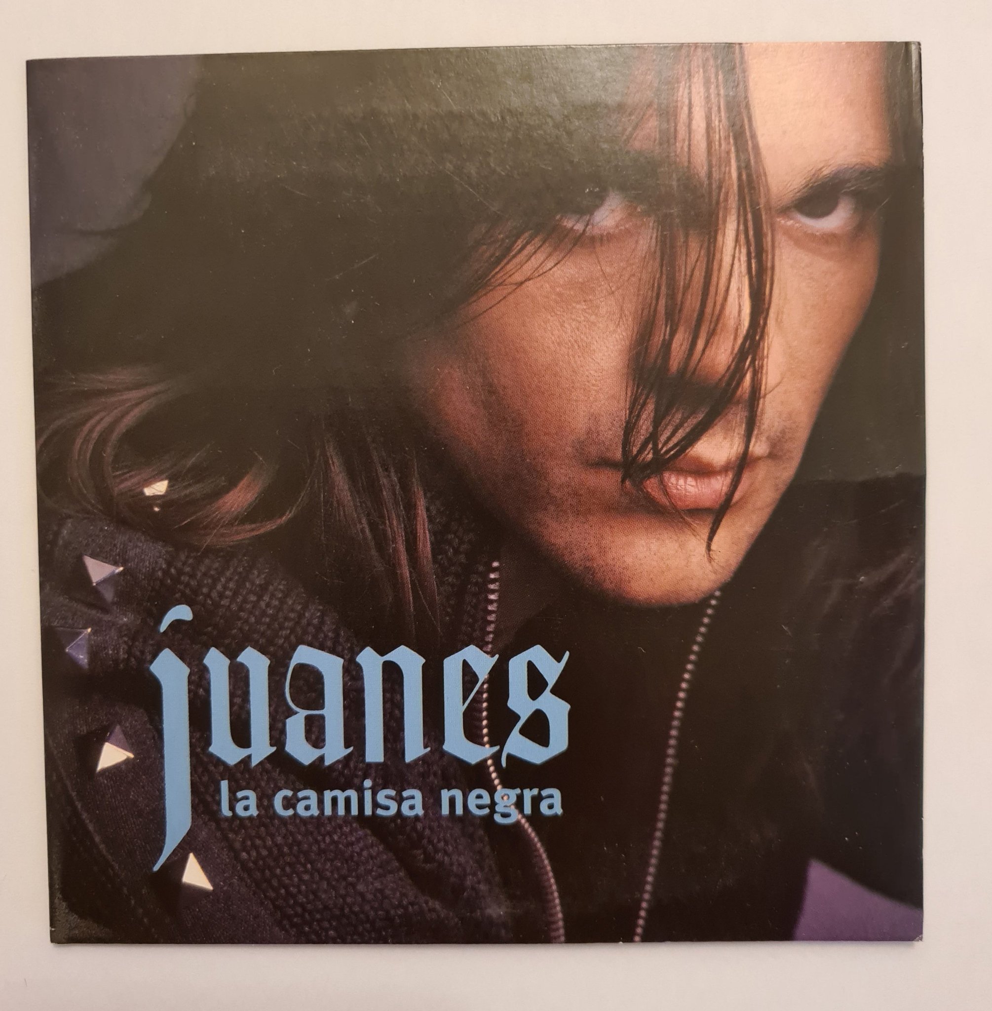 Juanes "La camisa negra" - Single | Köp på Tradera (624553783)