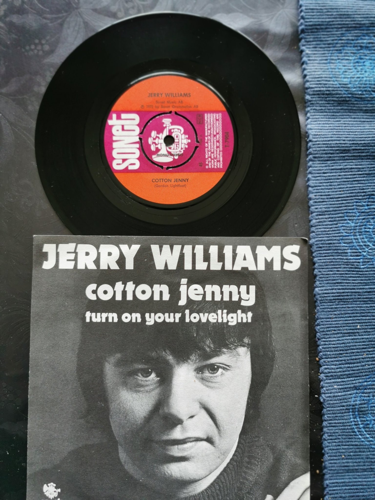 Se produkter som liknar Singel Jerry Williams Cot.. på Tradera