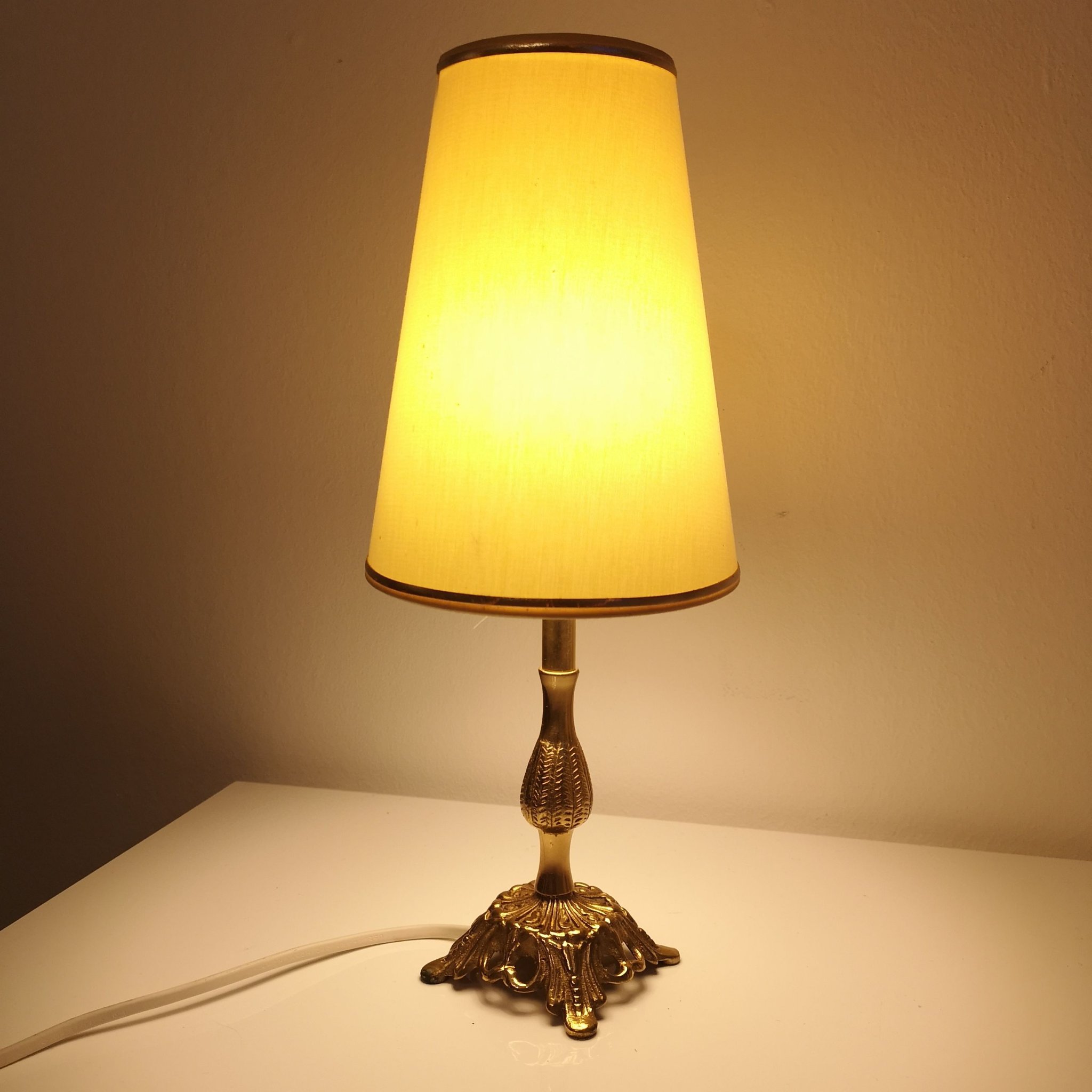 Gammal fin gammal bordslampa i mässing med tids.. (416399808 Annons på Tradera: Vit fin lampa bordslampa med text shabby