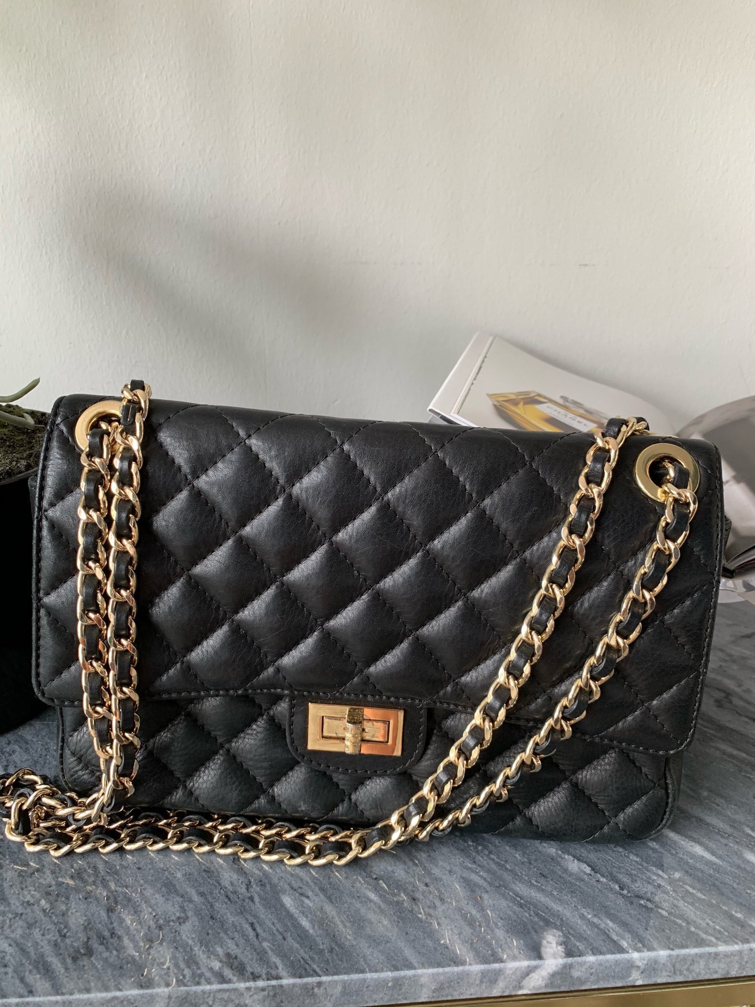 Lyxig, quiltad miniväska från DKNY Lyxig, quiltad miniväska från DKNY