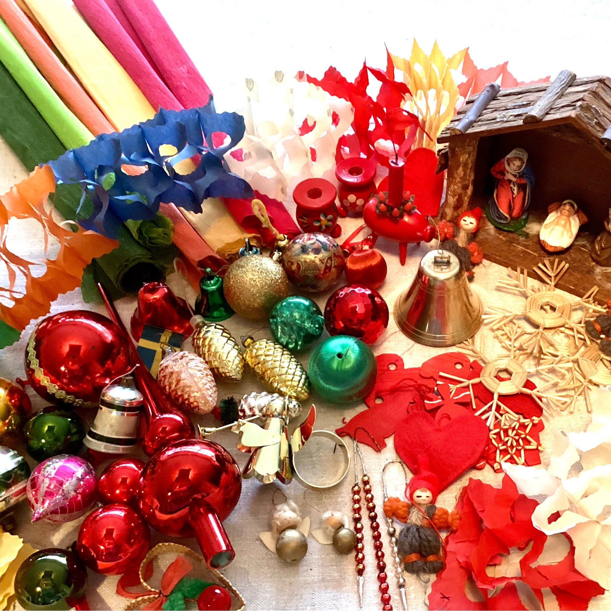 Jul godis. Pynt.Tomtar. Kulor. Klockor. Krubba. Pumlor. Girlang. Retro.