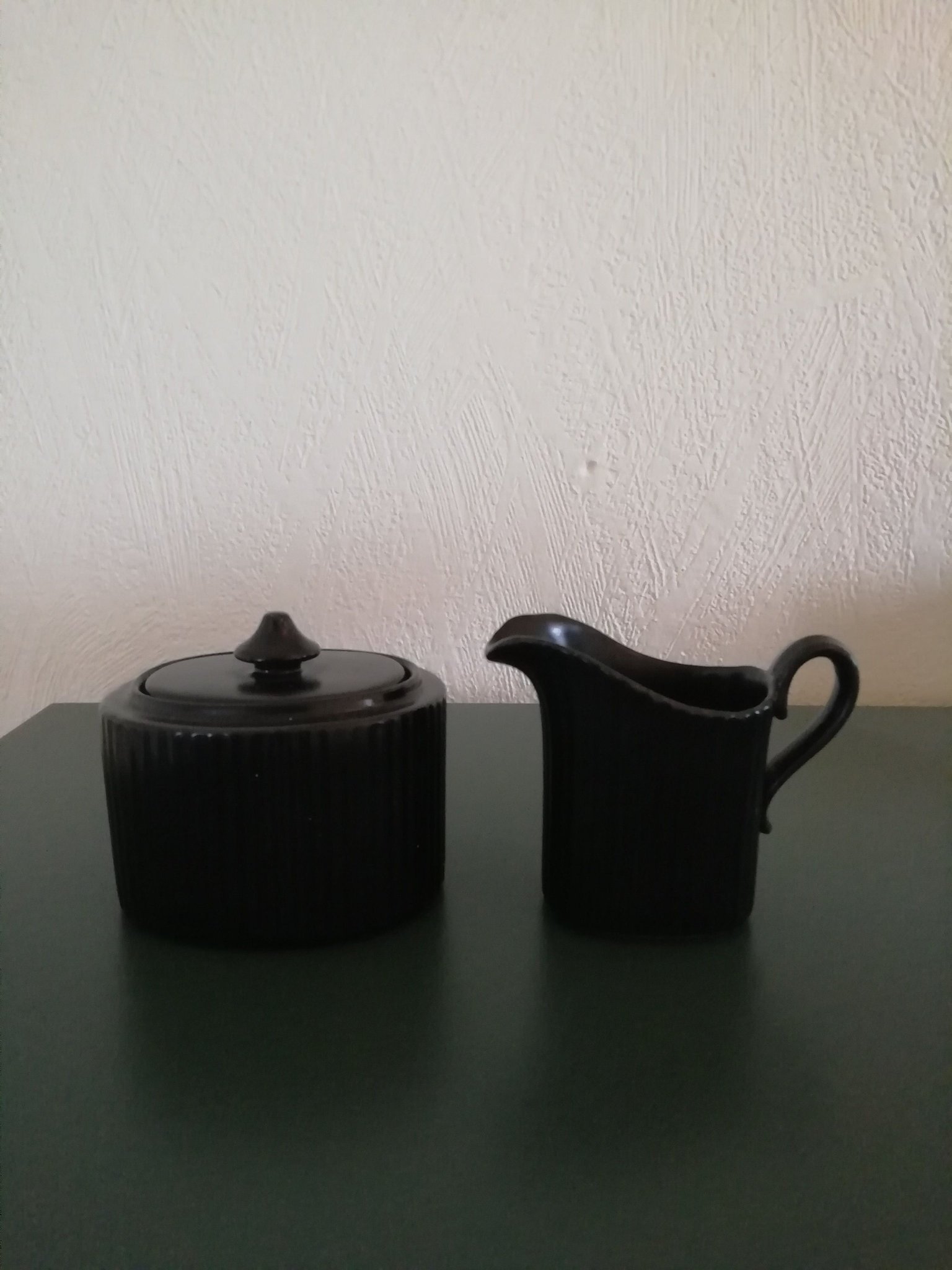 Sockerskål med lock och gräddkanna "Mangania", Upsala-Ekeby Gefle Arthur Percy.