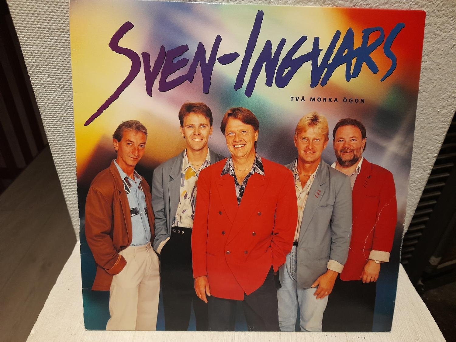 Sven Ingvars Två Mörka ögon