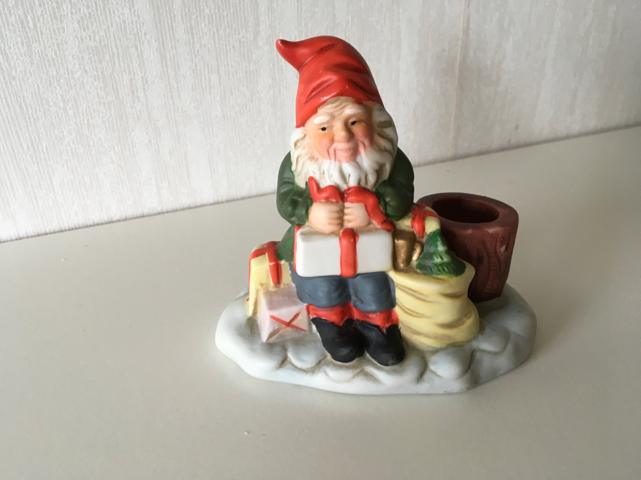 Tomte med julklappar och hållare för kronljus Köp på Tradera (617549985)