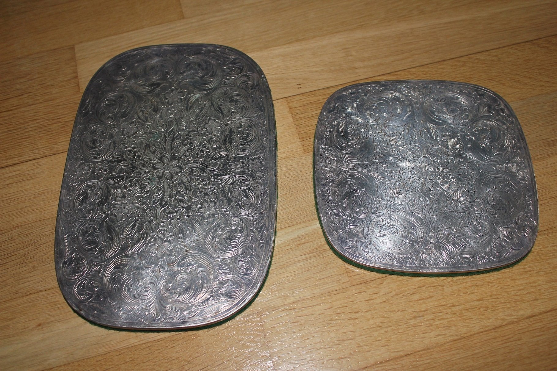 2 ÄLDRE UNDERLÄGG SILVER FÄRGADE GRYTUNDERLÄGG RETRO, STÄMPLAT C.G.H,HALLBERG?