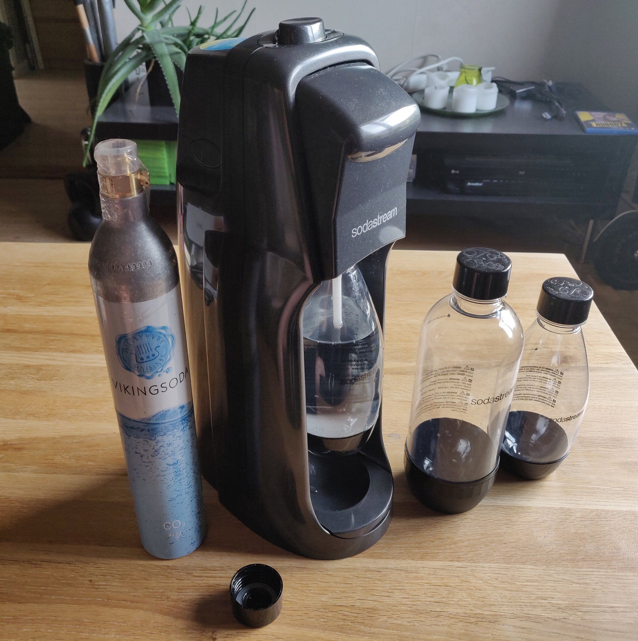 Sodastream Jet, komplett med kolsyrepatron och .. Köp på Tradera