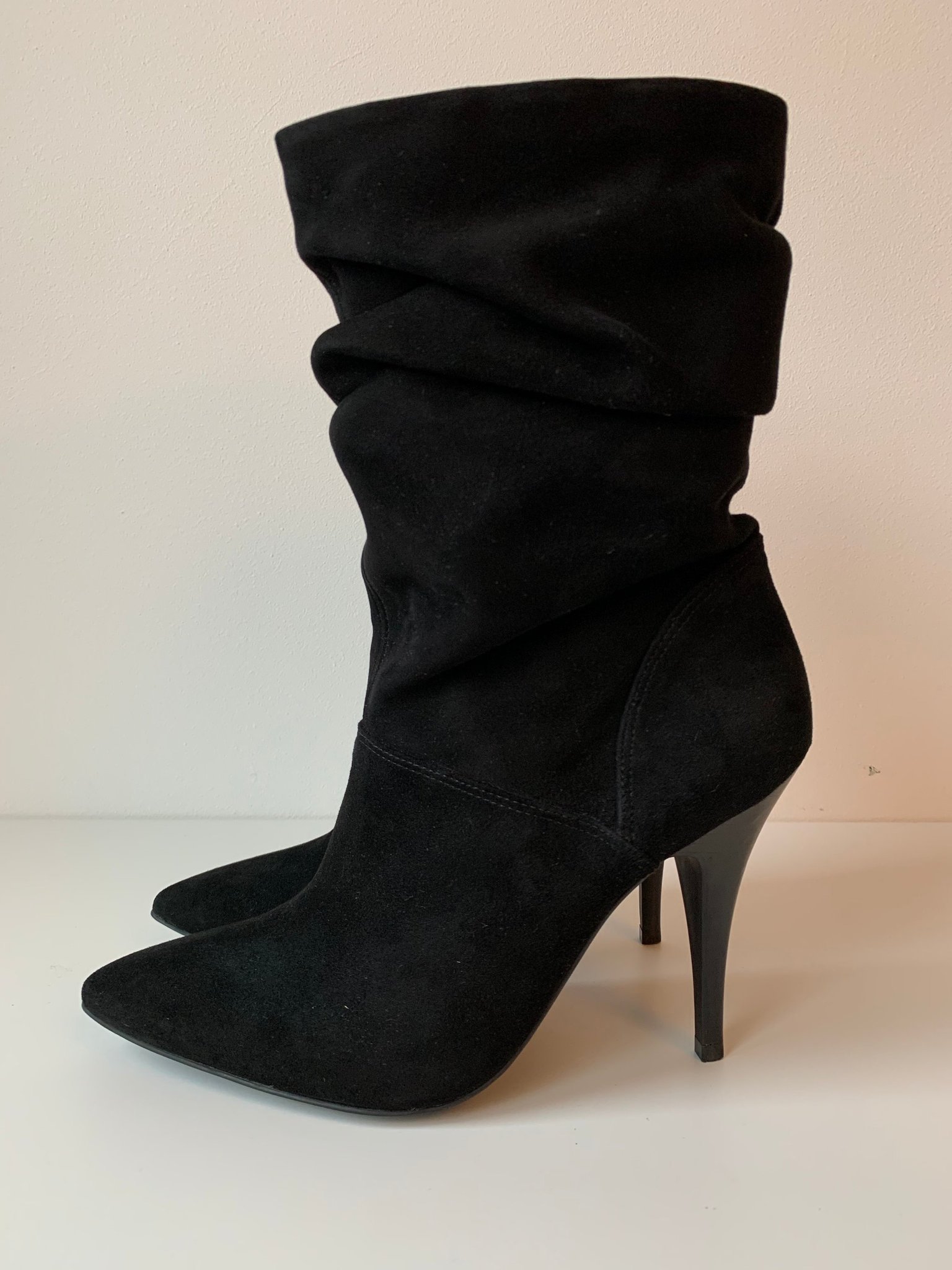 Högklackade boots i mocka från Buffalo London, storlek 41 Högklackade boots i mocka från Buffalo London, storlek 41