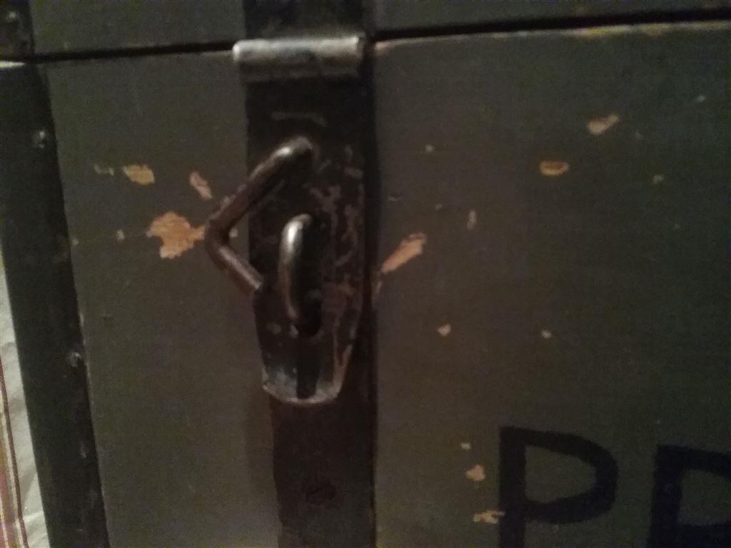 Gammal rustik trälåda med 2 låsöglor, beslag runt om primus no799 på Derdenbeslag shabby chic