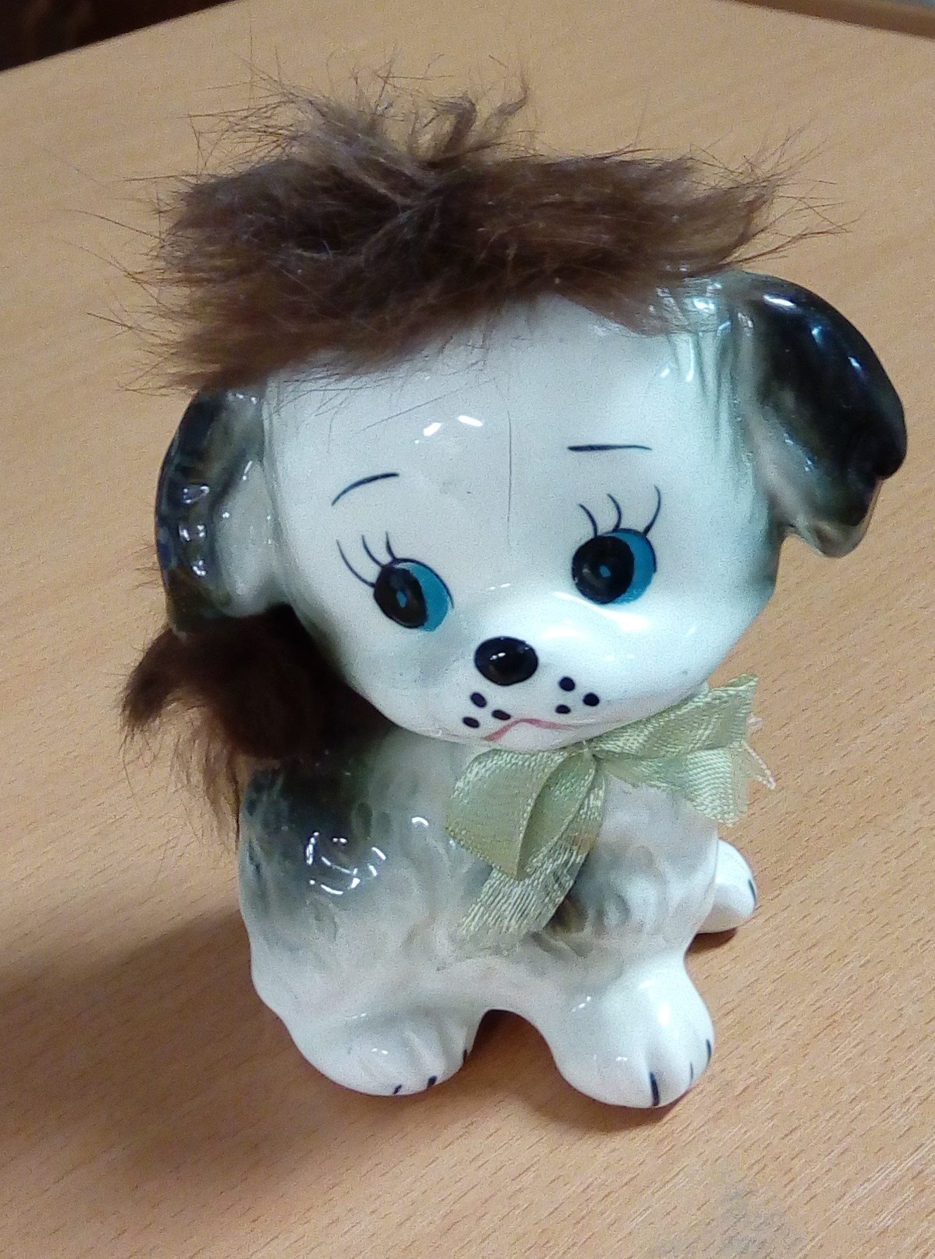 Pälshund hund porslin figurin