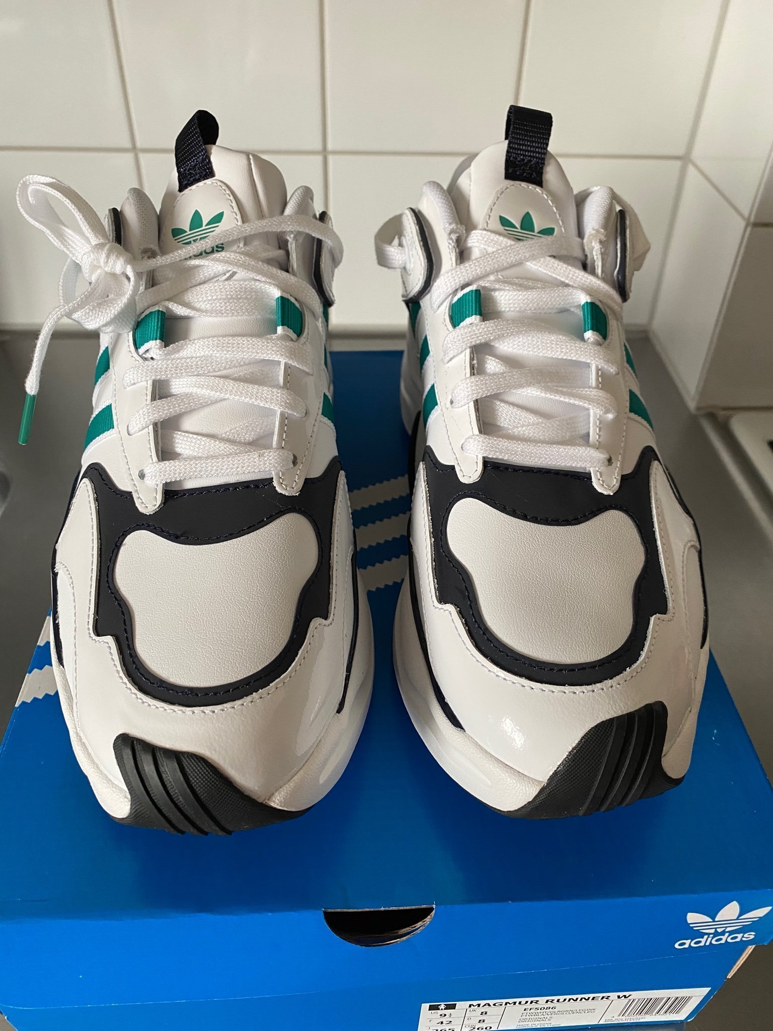 Addidas sneakers 42. Nya ej använda! Addidas sneakers 42. Nya ej använda!
