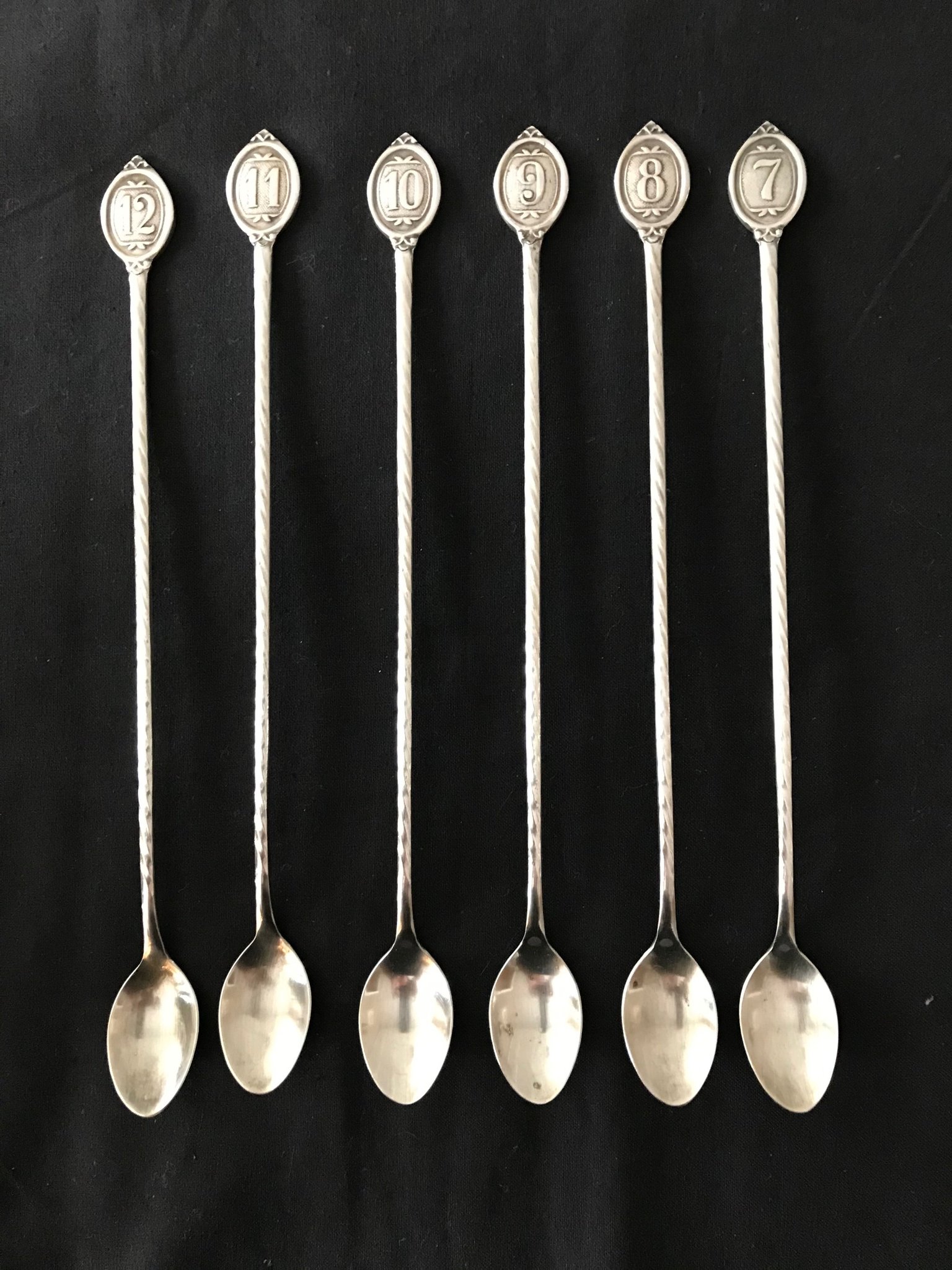 Långa gamla häftiga skedar i nysilver, 6 stycken med siffror.