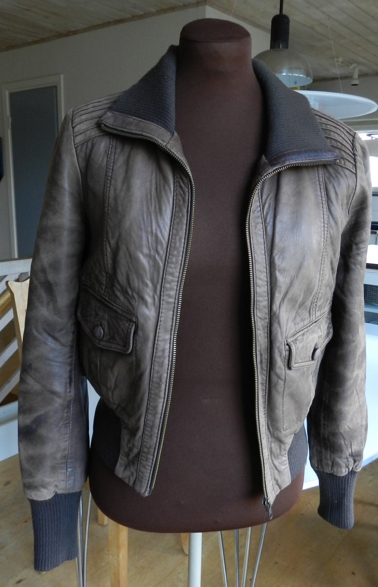 Kort brun skinnjacka med patina från OASIS stl .. (398693332 Kort brun skinnjacka med patina från OASIS stl .. (398693332