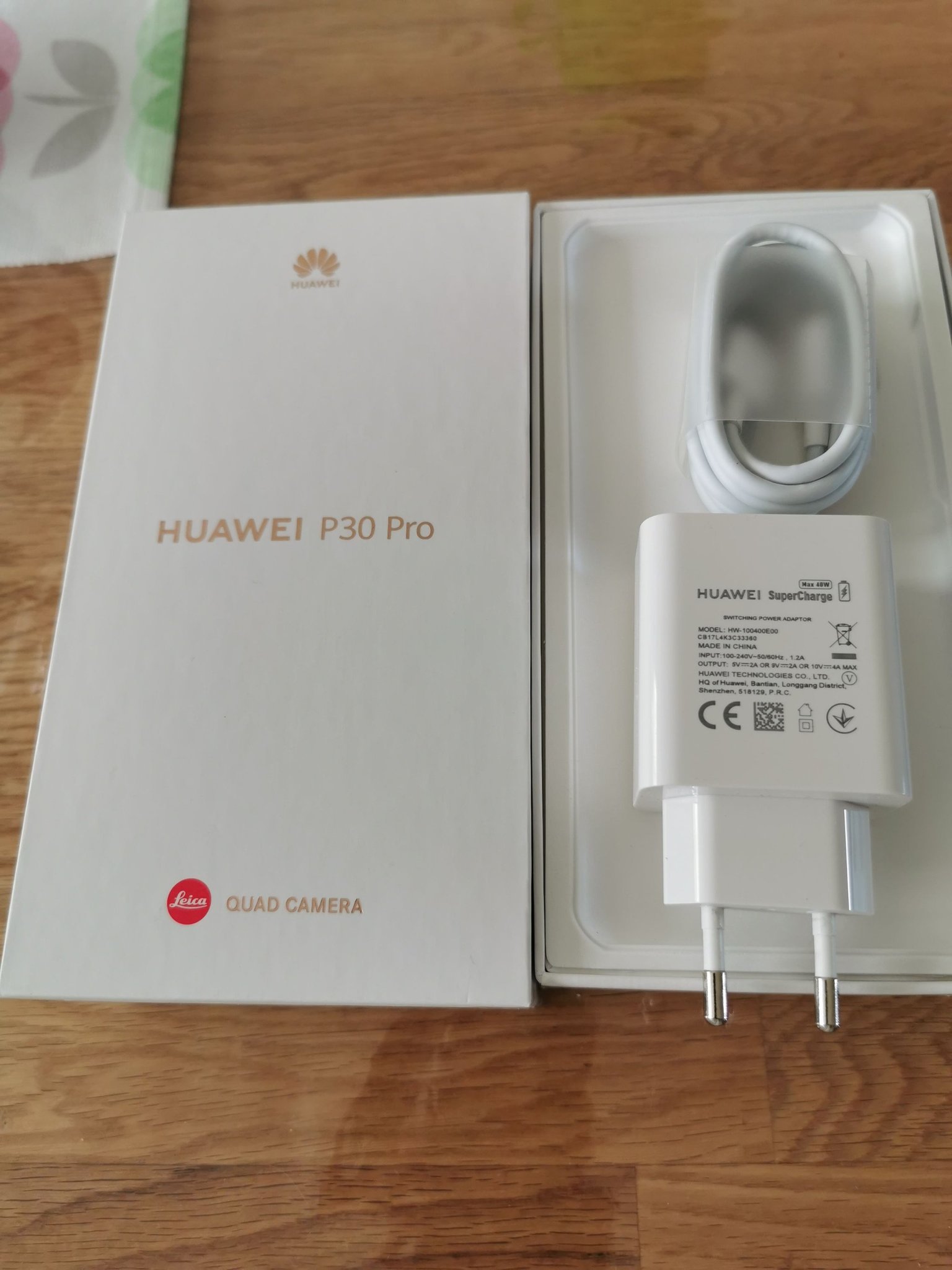 Huawei P30 Pro med kartong och tillbehör