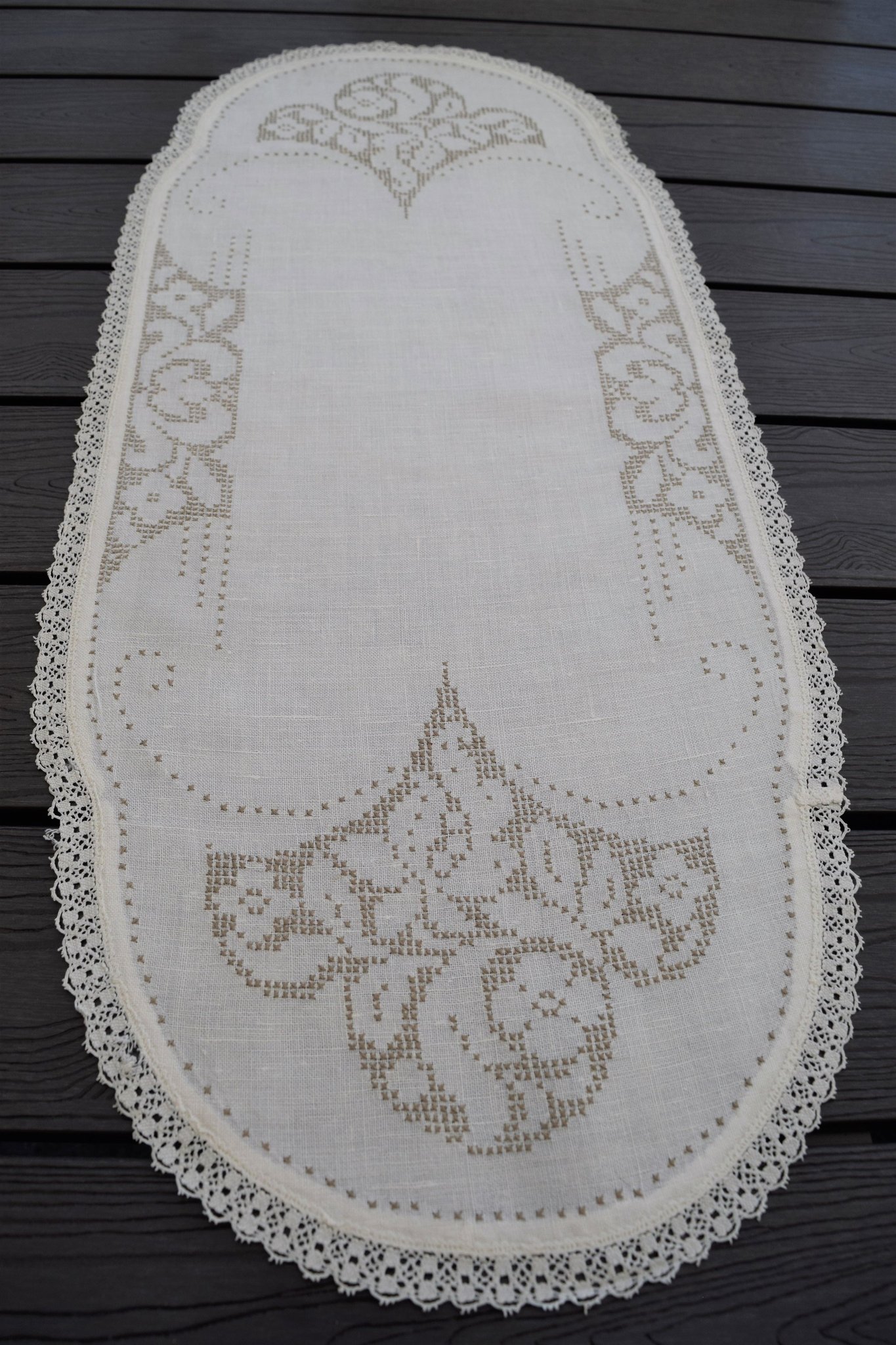 Fin äldre handbroderad Duk på linne