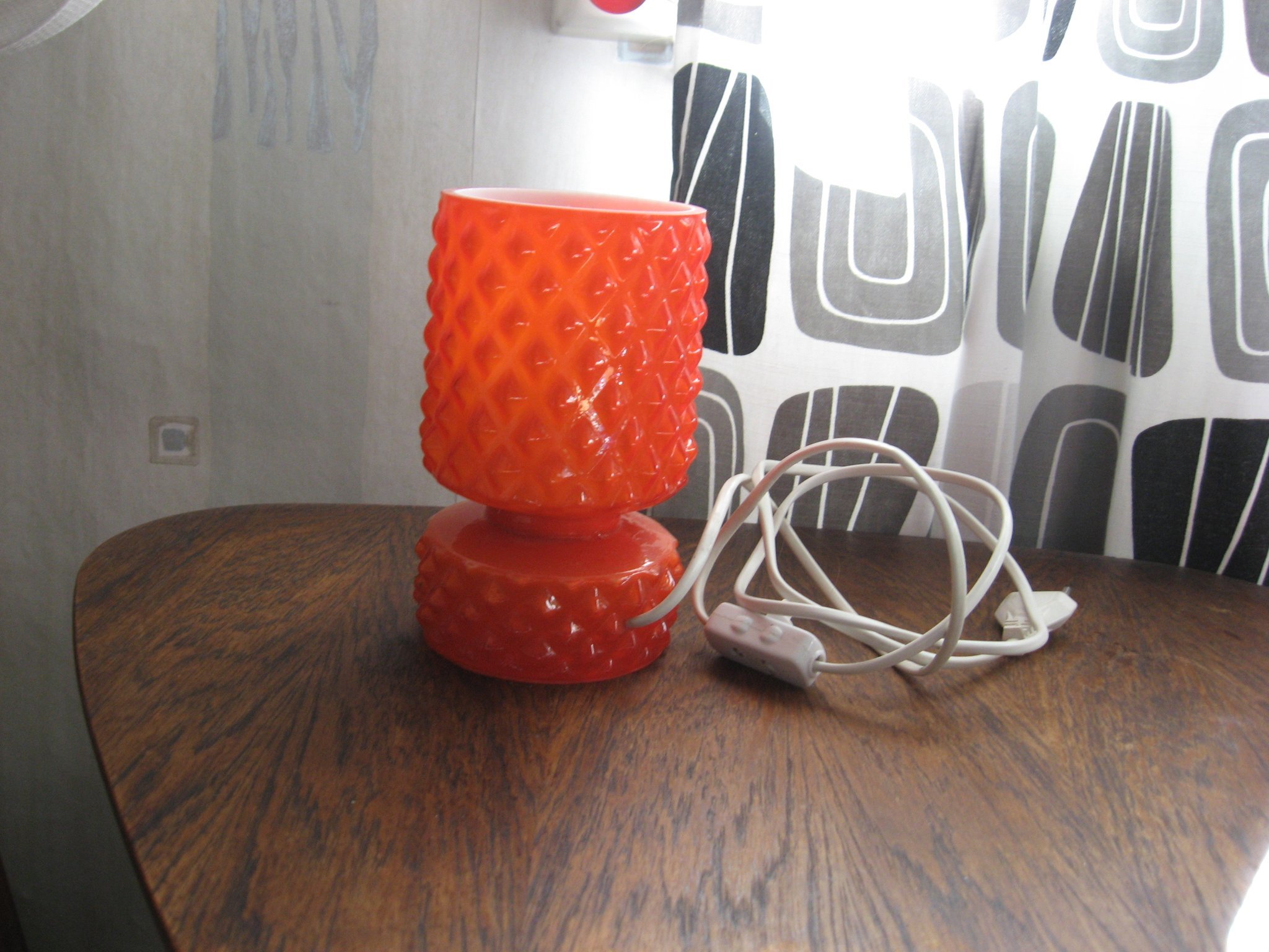 fungerande orange glas fönsterbords lampa med vit insida fungerande orange glas fönsterbords lampa med vit insida