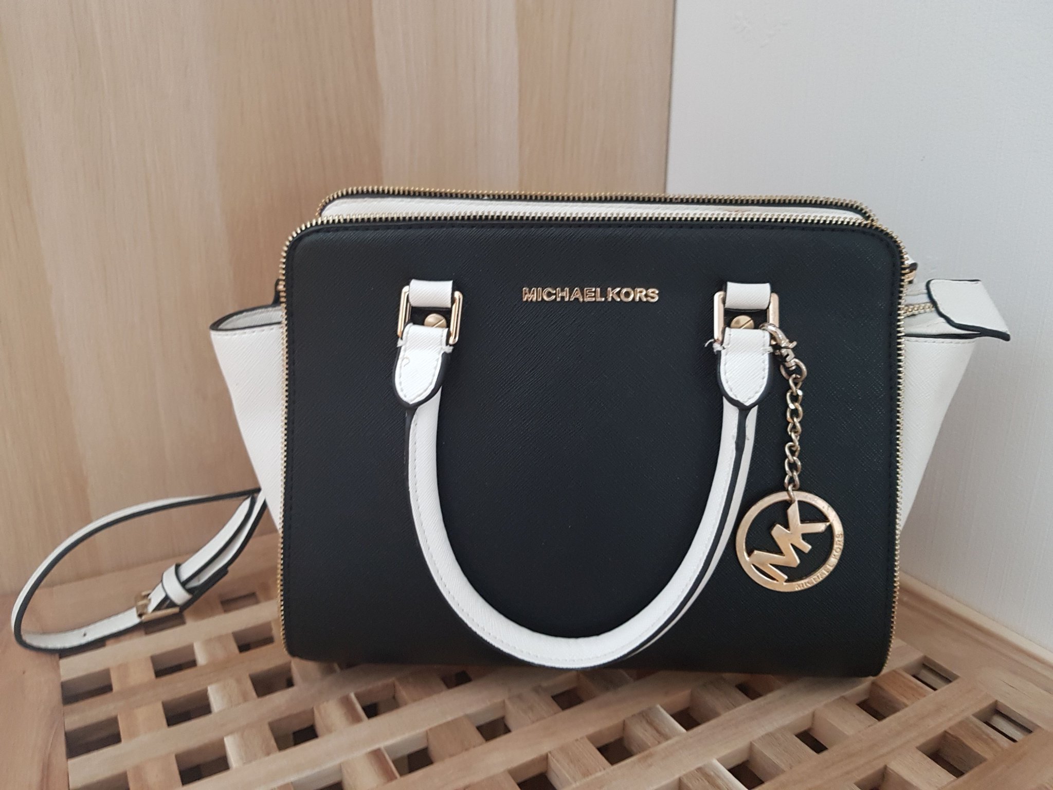 Michael Kors handväska med axelrem i vitt och s.. (419881675 Michael Kors handväska med axelrem i vitt och s.. (419881675