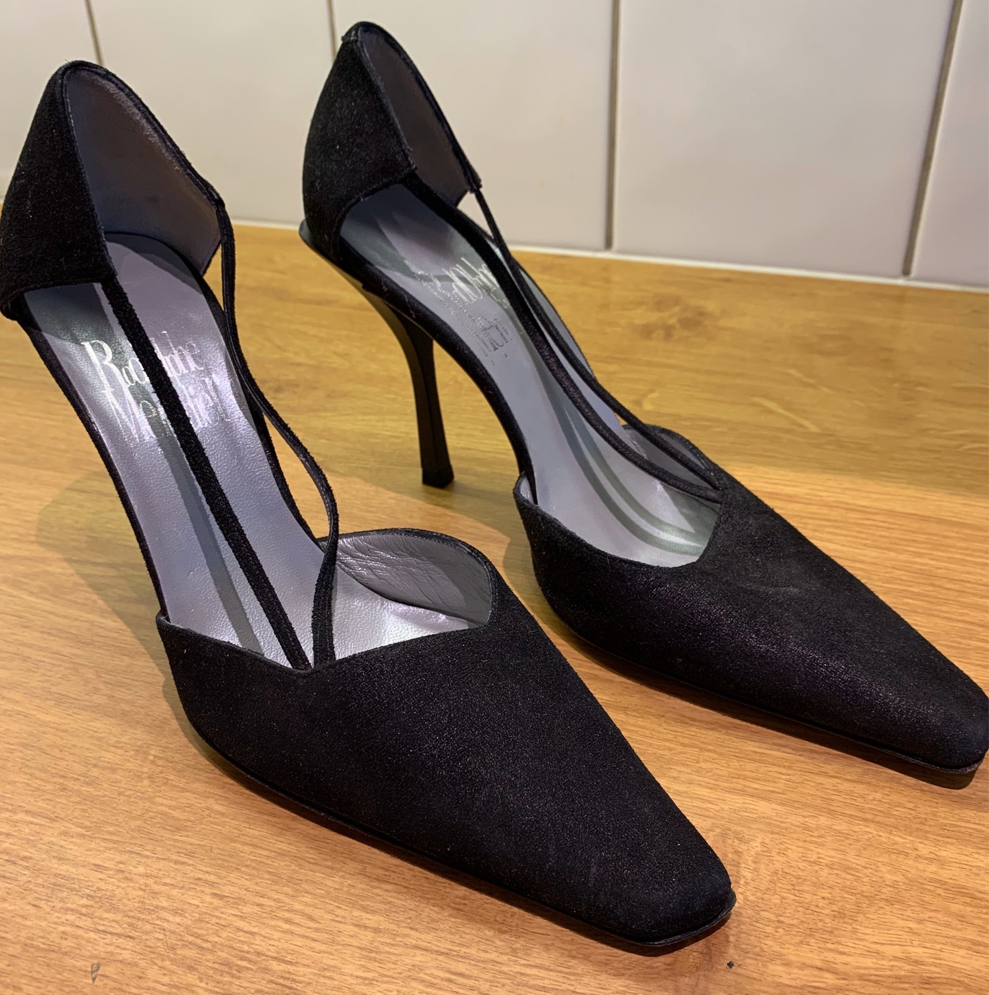 Skor vintage (390191670) ᐈ Köp på Tradera Retro damskor skor pumps vita med gulddetaljer 80 tal stl 37