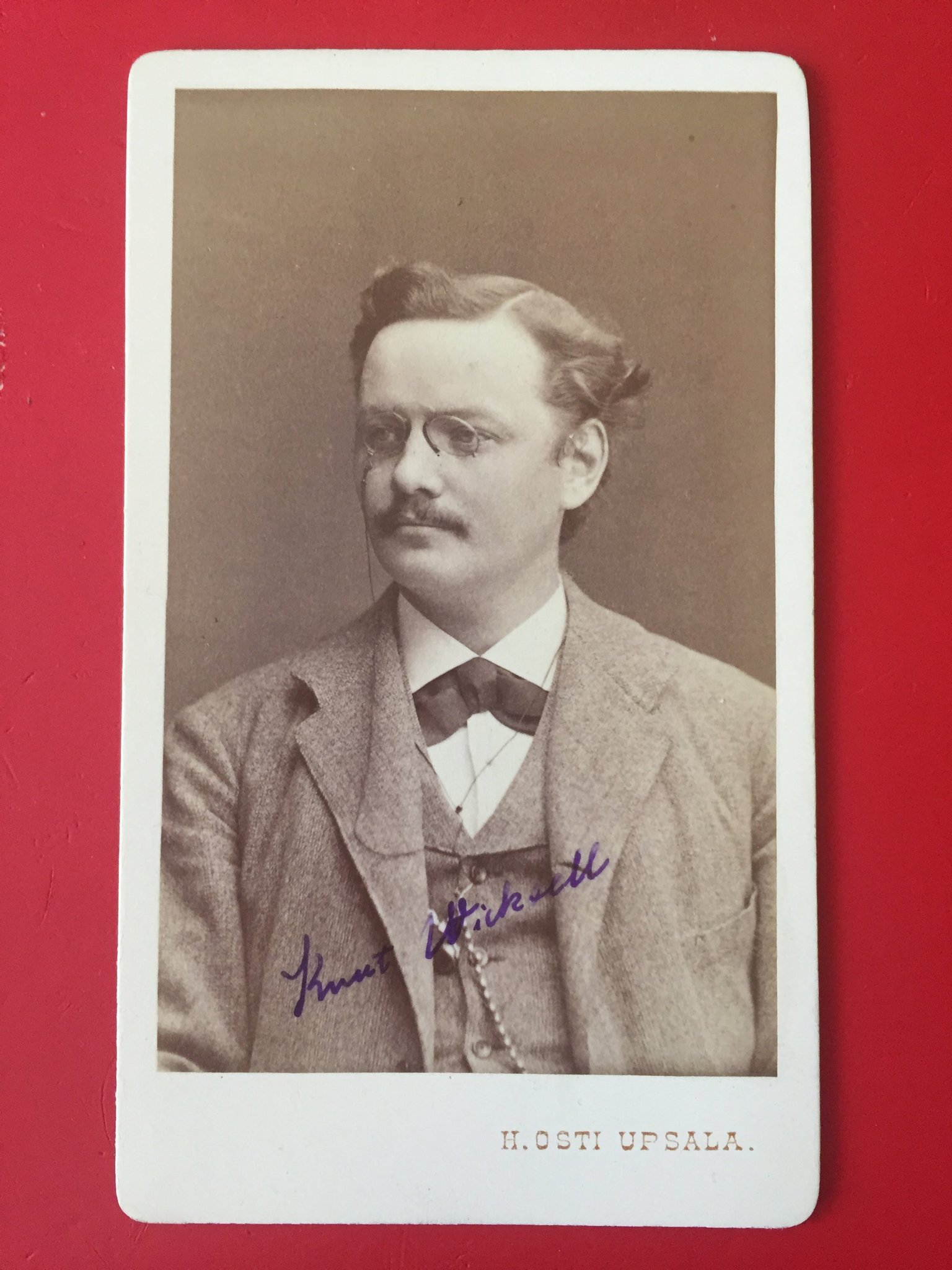 Se produkter som liknar KNUT WICKSELL NATIONALEKONOM .. på Tradera