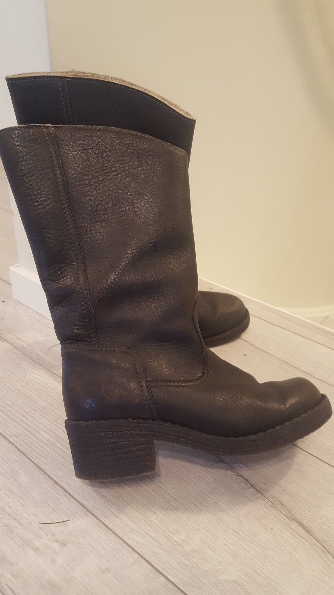 ** VARMA STÖVLAR HÖGA BOOTS rågummisula. LÄDER STL 38 39 ** ** VARMA STÖVLAR HÖGA BOOTS rågummisula. LÄDER STL 38 39 **