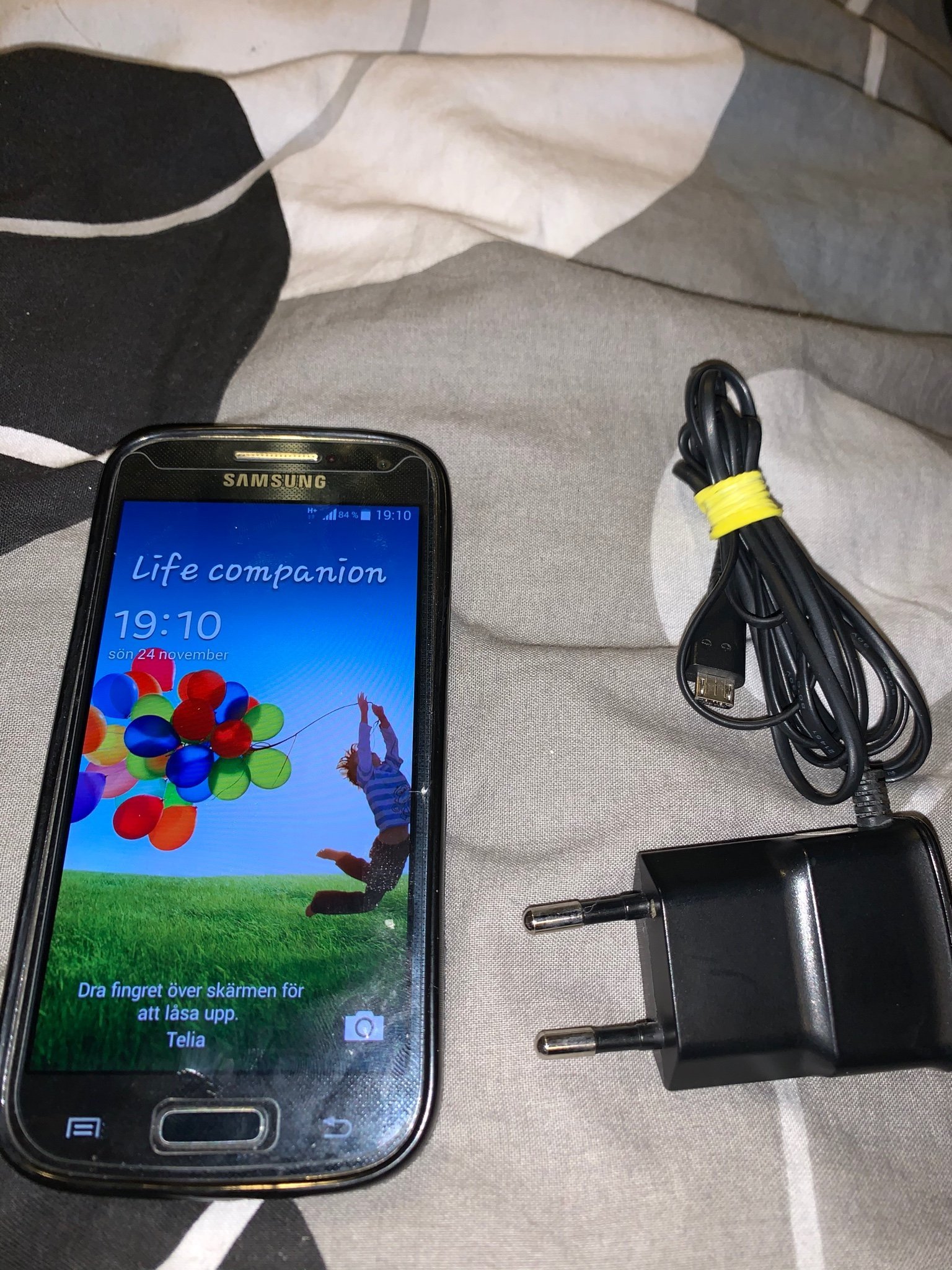 Samsung Galaxy S4 mini + laddare Samsung Galaxy S4 mini + laddare