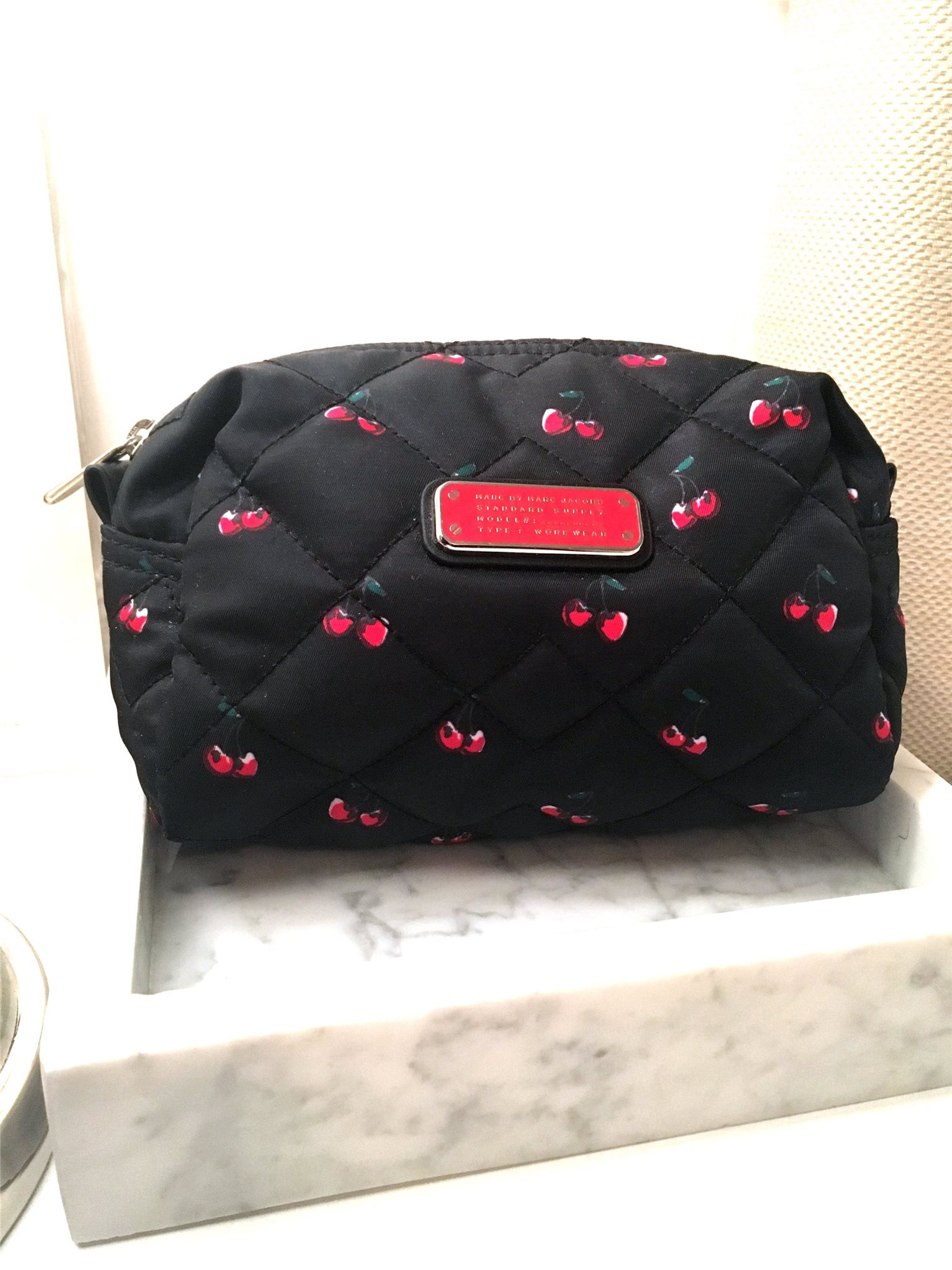 marc by marc jacobs sminkväska marc by marc jacobs sminkväska