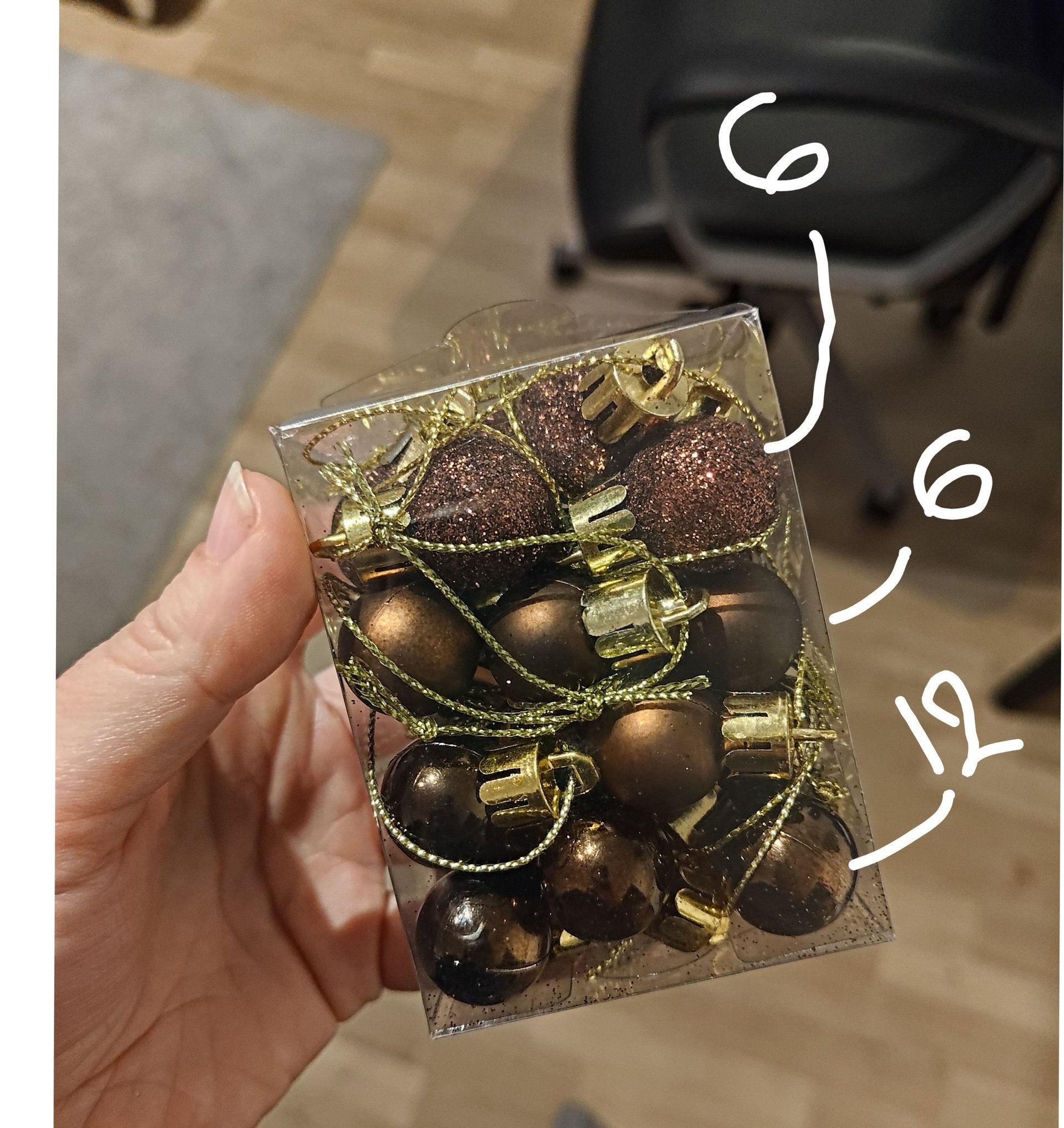 Se produkter som liknar Små bruna julgranskulor i 24.. på Tradera