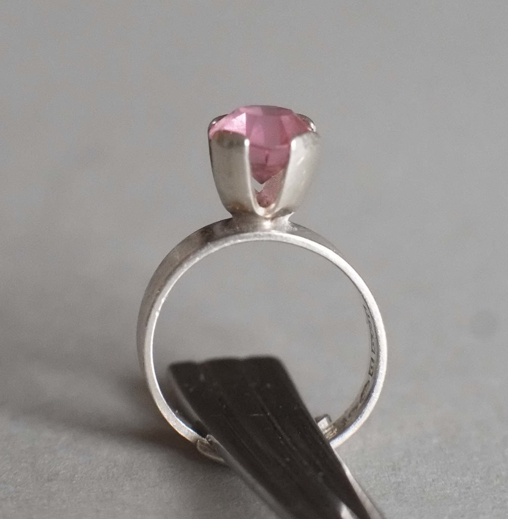 ring rosa sten