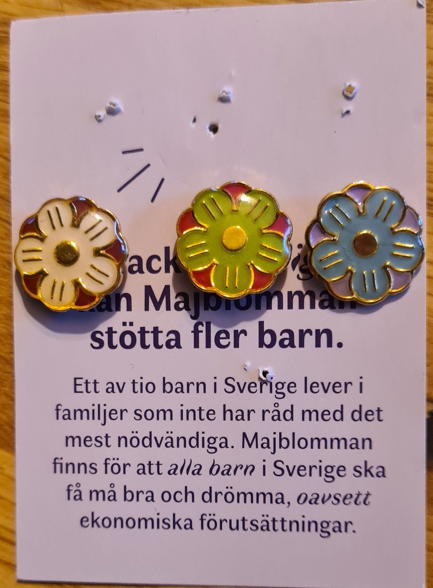 Majblomma pins 2012, 2013, 2014 Köp på Tradera (624911519)