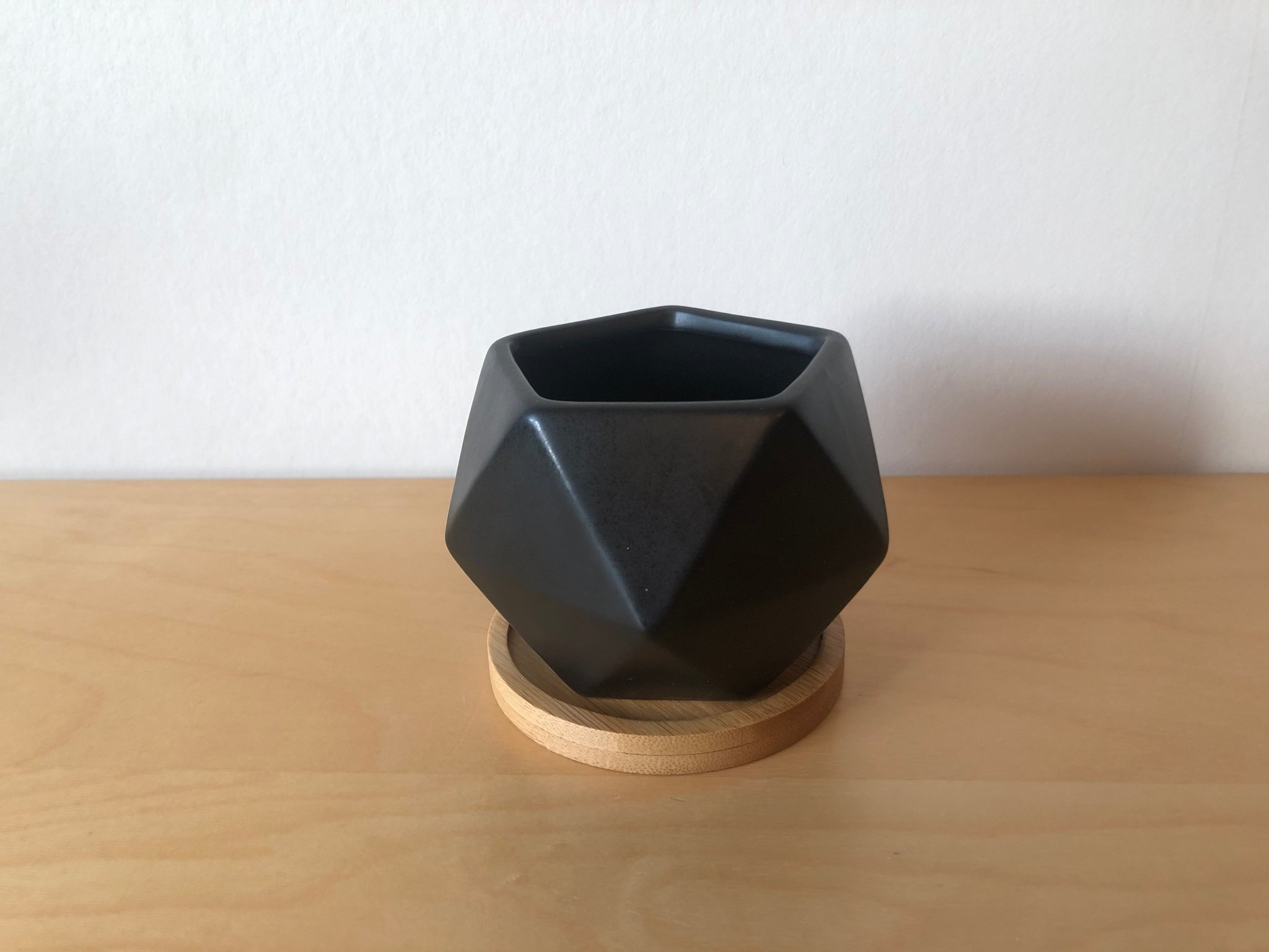 Modern kruka, svart