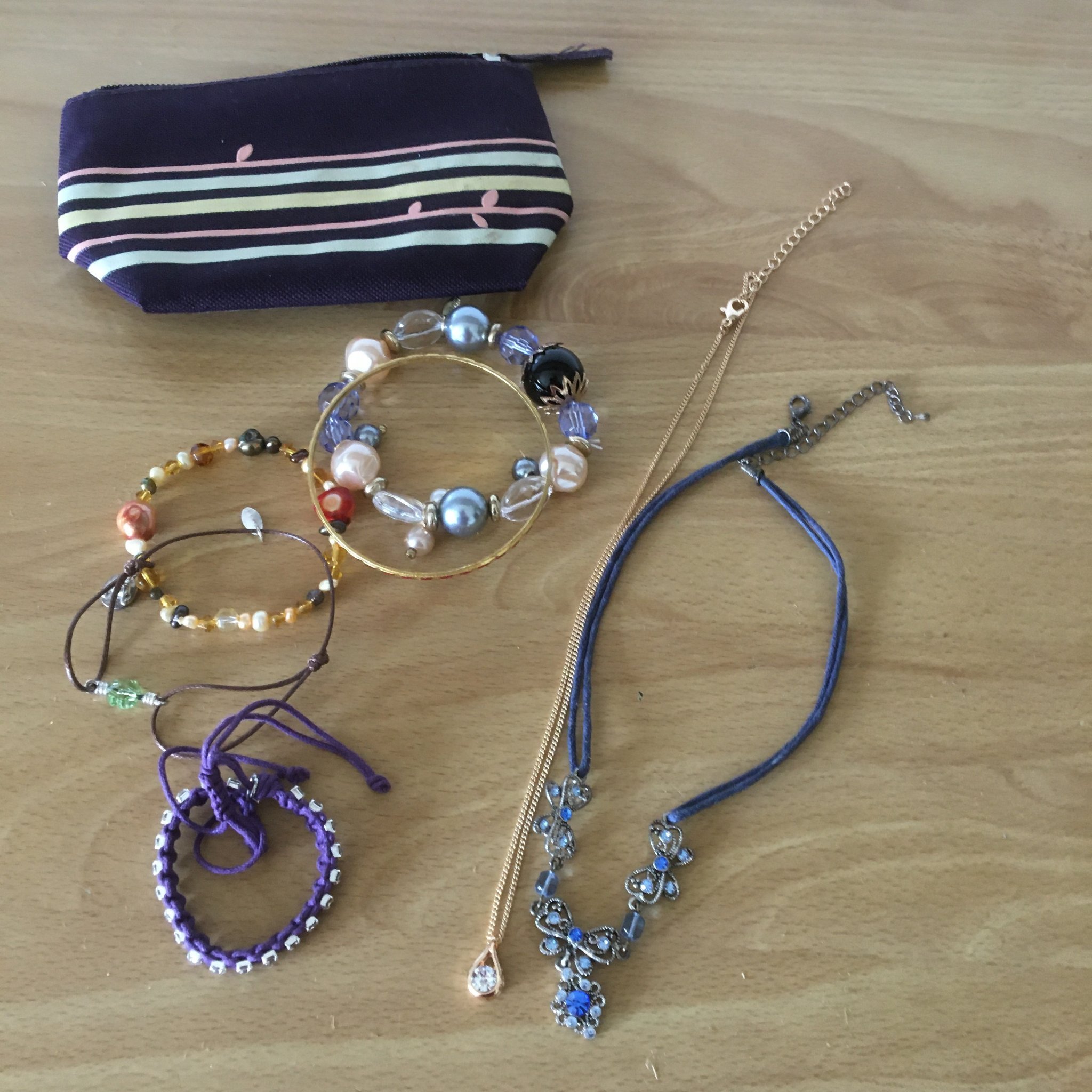 Bijouterier 2 halsband 5 armband . Bling Bling. Liten sminkväska. Bra skick.