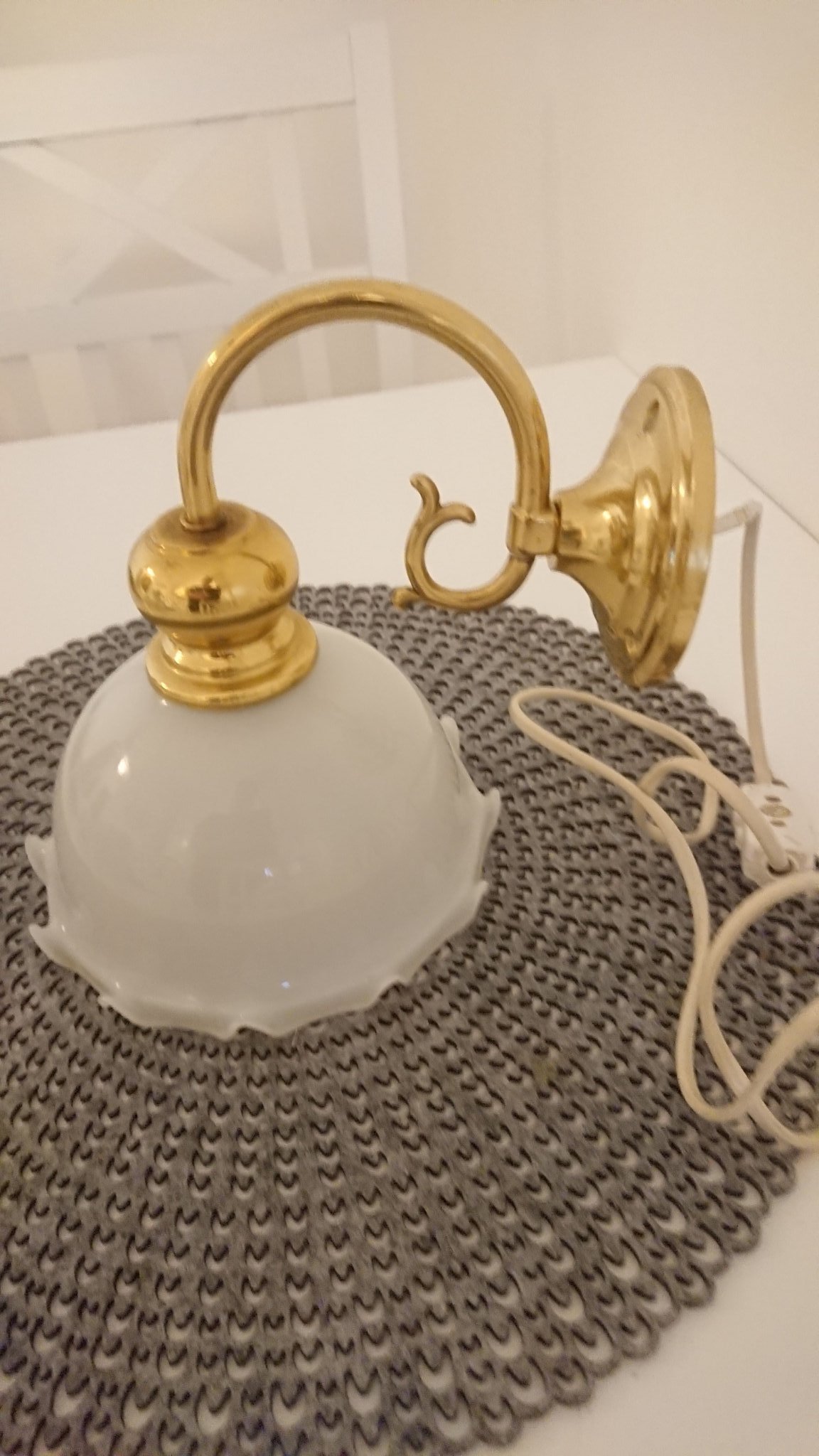 Vägglampa i mässing med vit glaskupa, 1950/60-tal