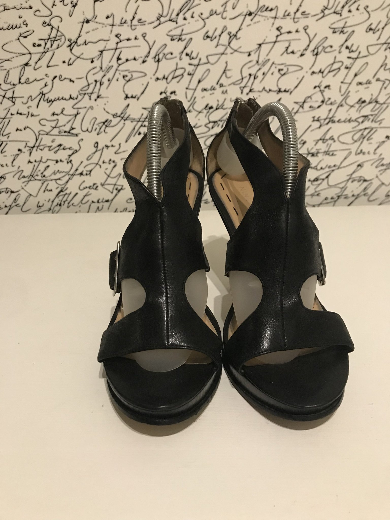 NINE WEST, högklackat skinnskor i storlek 39.